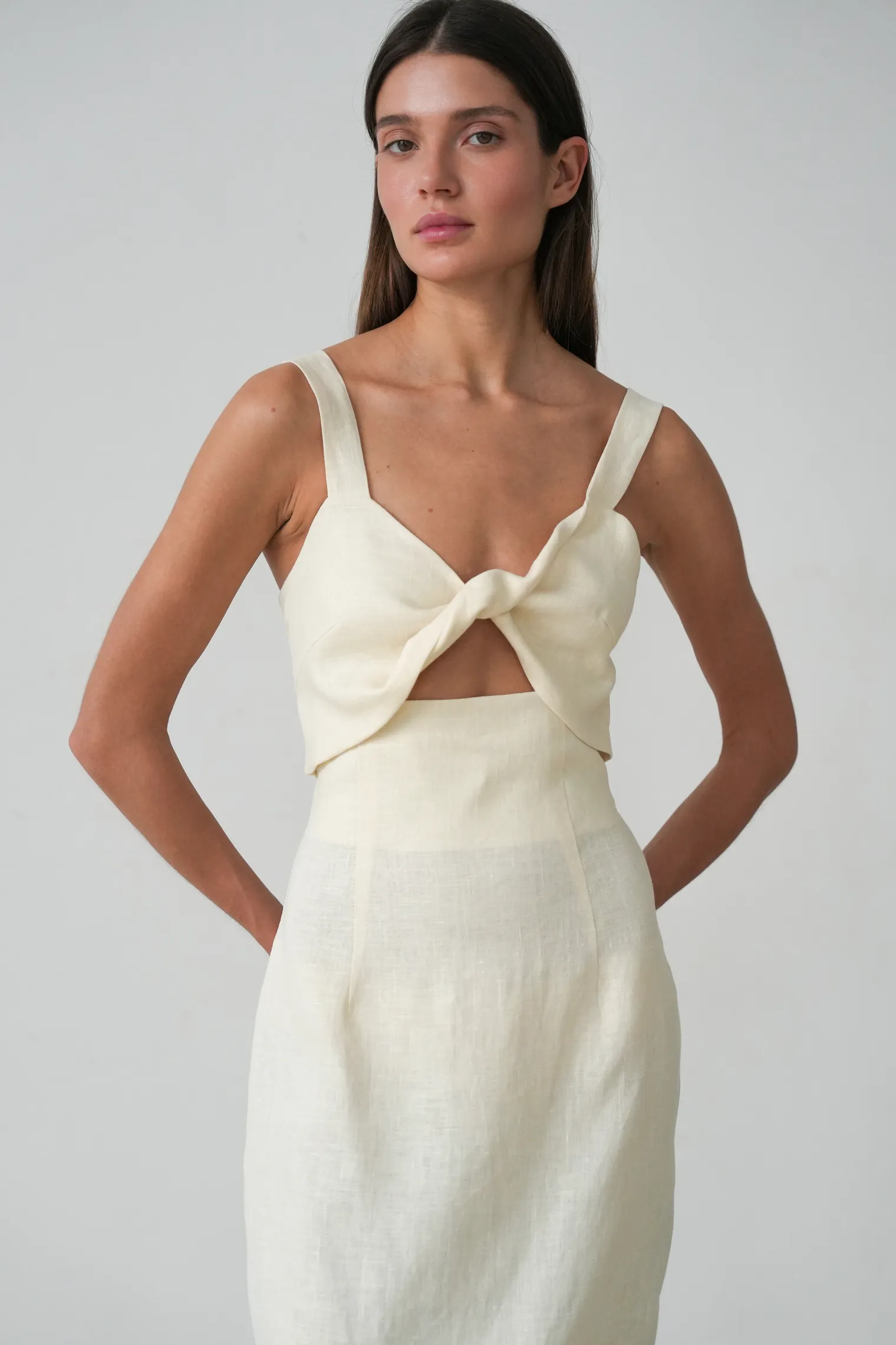 Платье на бретелях изо льна цвета тофу фото 1