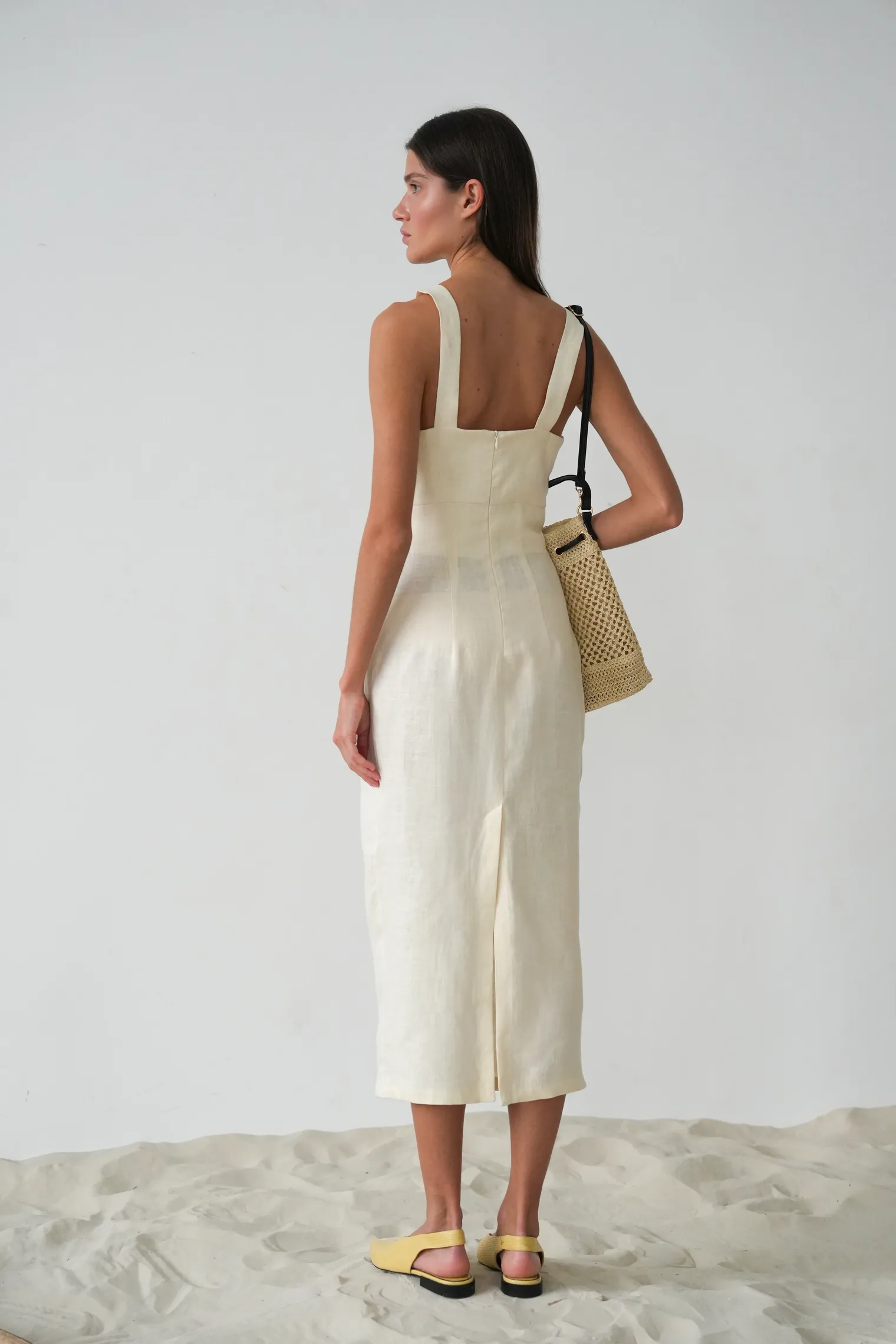Платье на бретелях изо льна цвета тофу фото 4