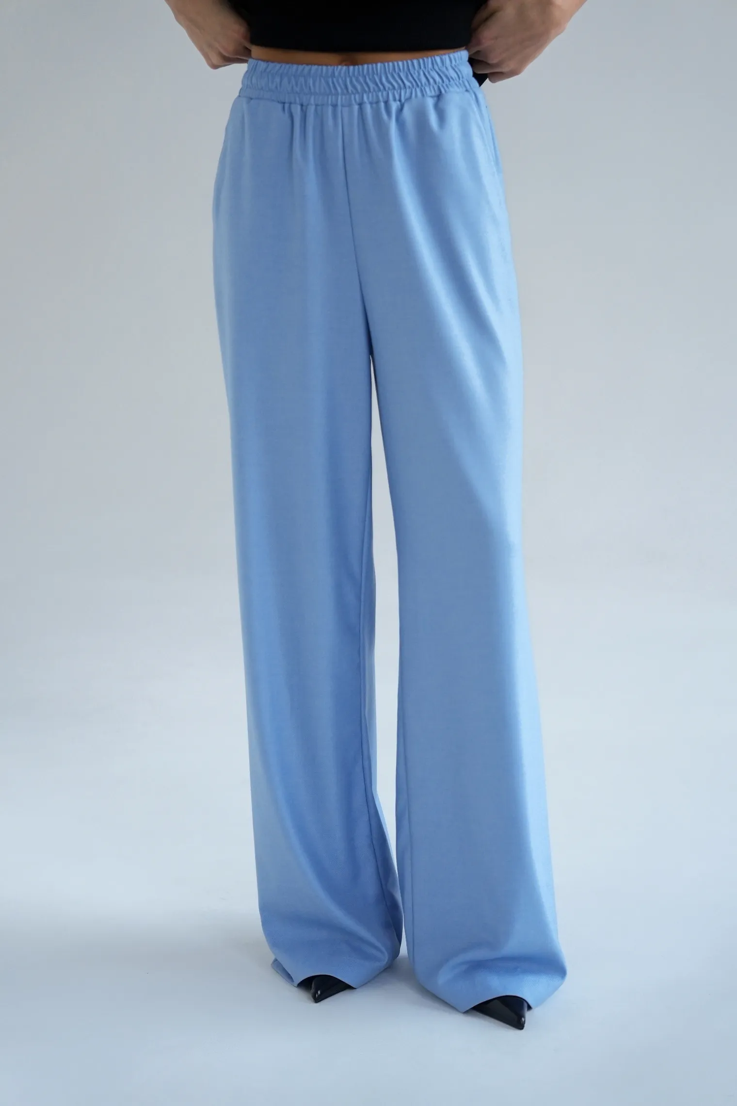Брюки прямого кроя с карманами голубого цвета фото 3