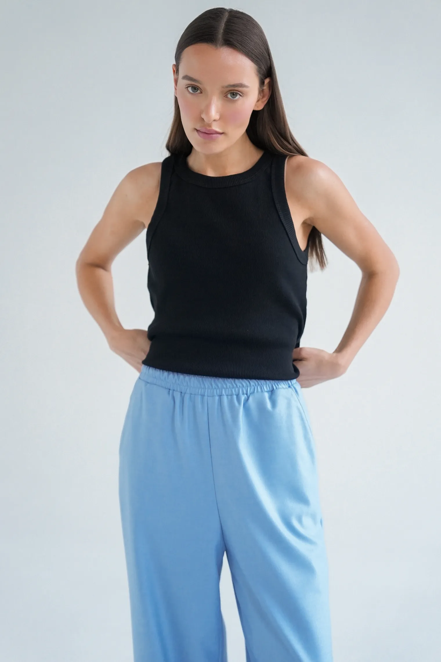 Брюки прямого кроя с карманами голубого цвета фото 8