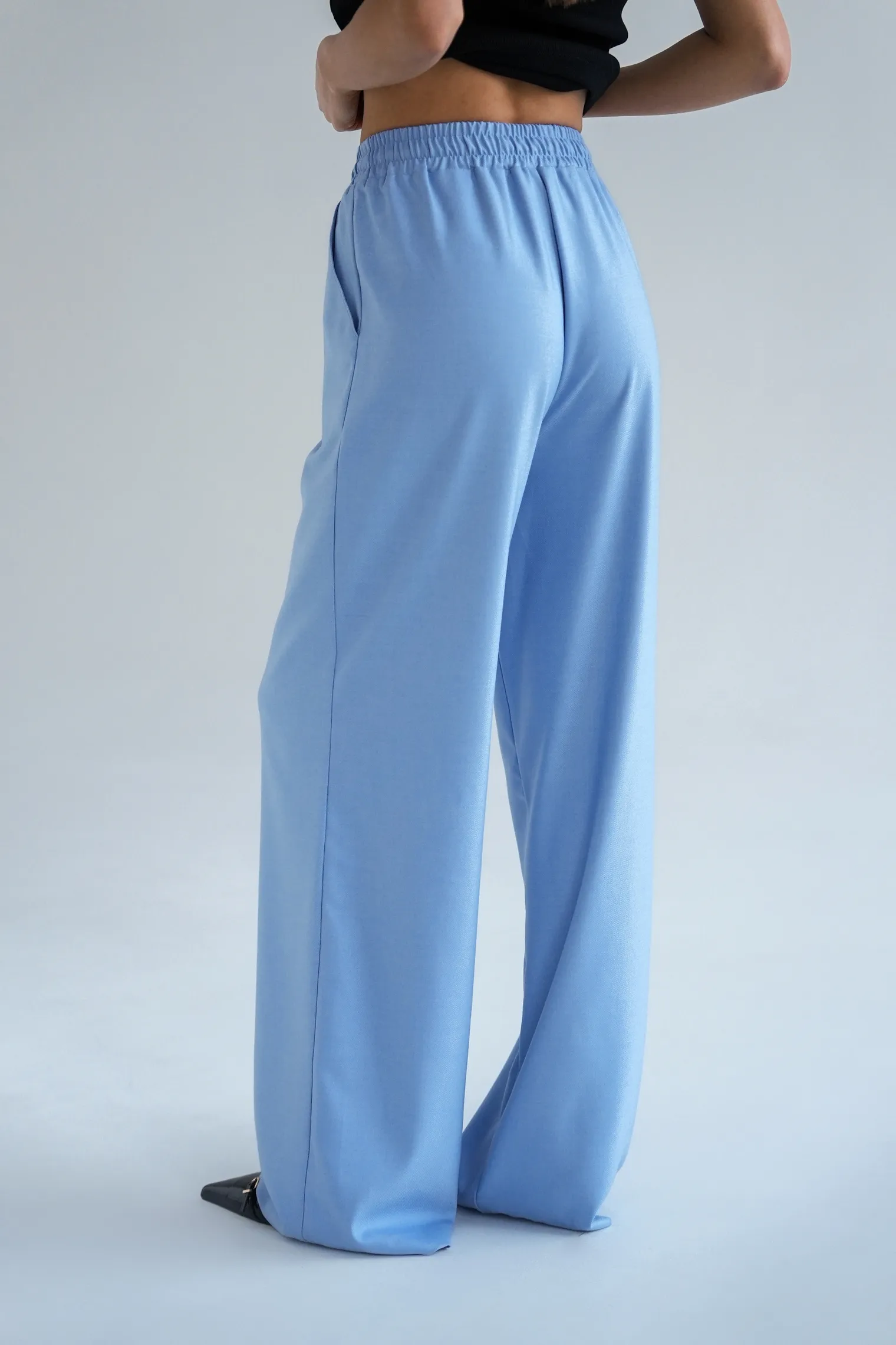 Брюки прямого кроя с карманами голубого цвета фото 4