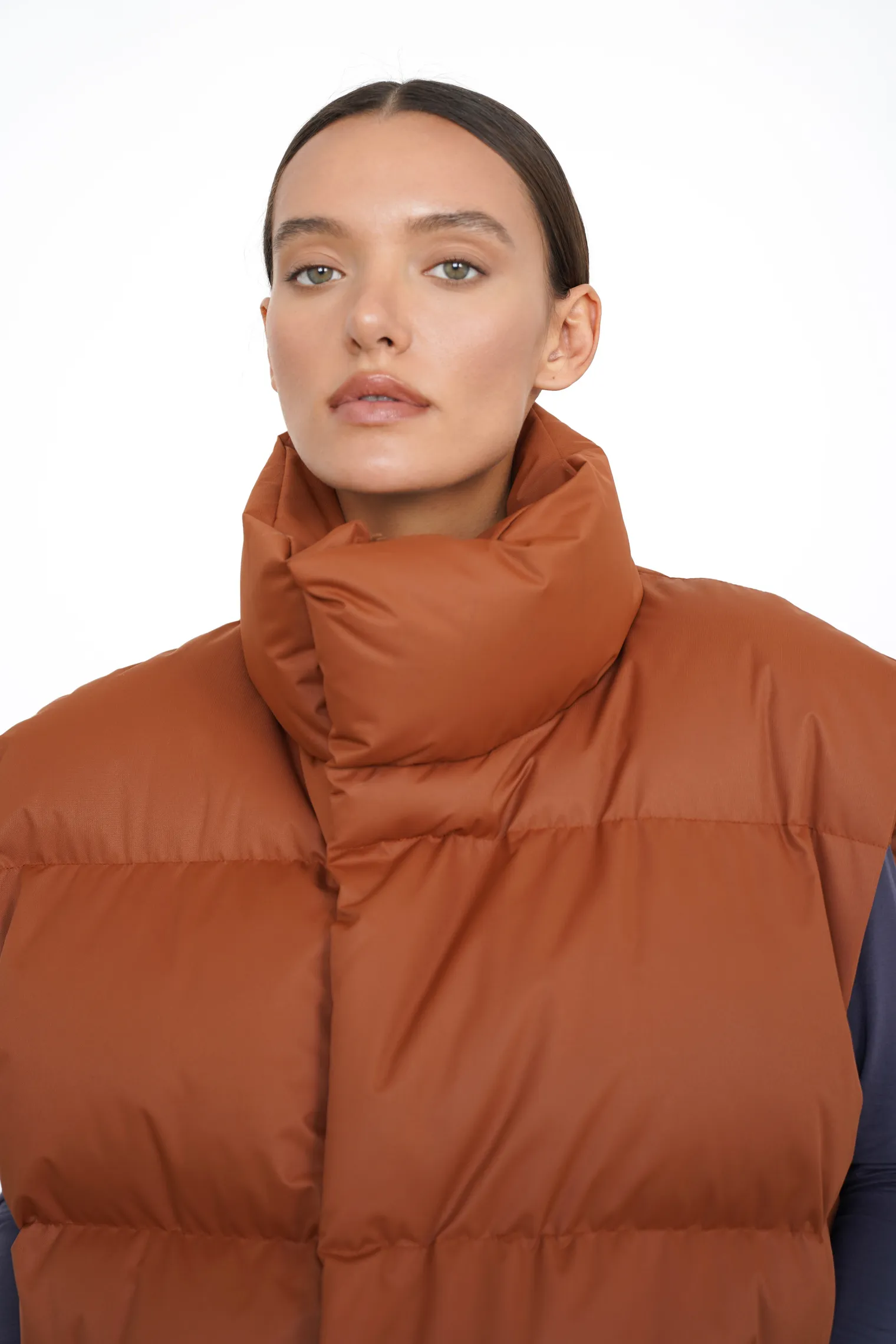 Жилет пуховой стёганный карамельного цвета фото 2