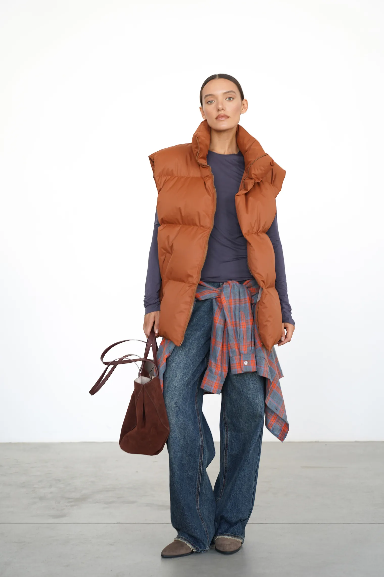 Жилет пуховой стёганный карамельного цвета фото 6