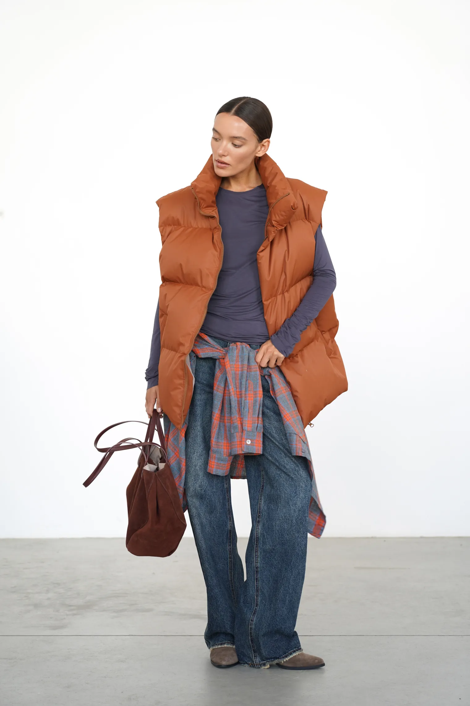 Жилет пуховой стёганный карамельного цвета фото 1