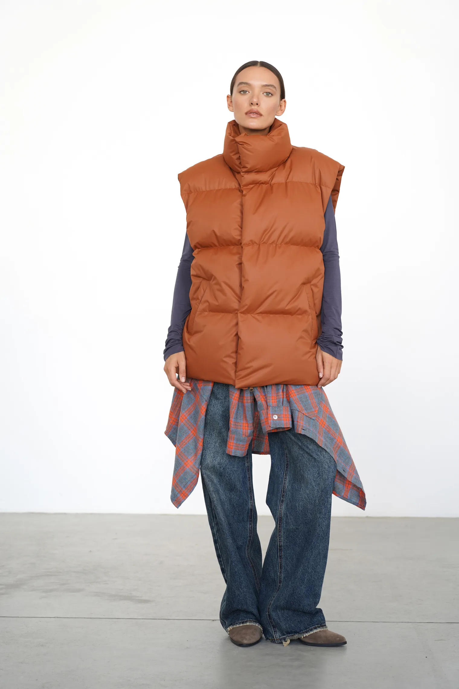 Жилет пуховой стёганный карамельного цвета фото 3