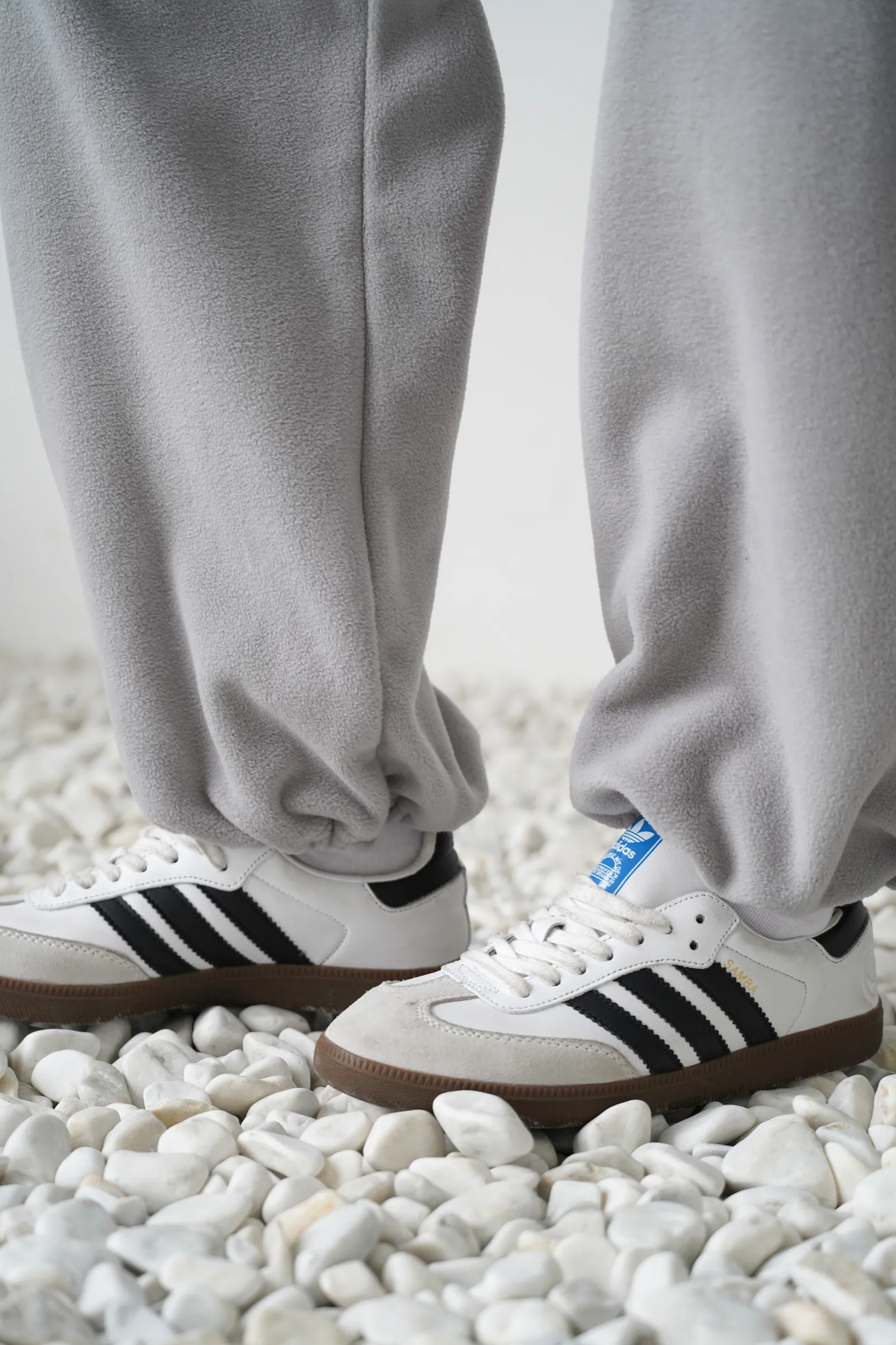 Брюки с карманами из флиса пепельного цвета фото 6