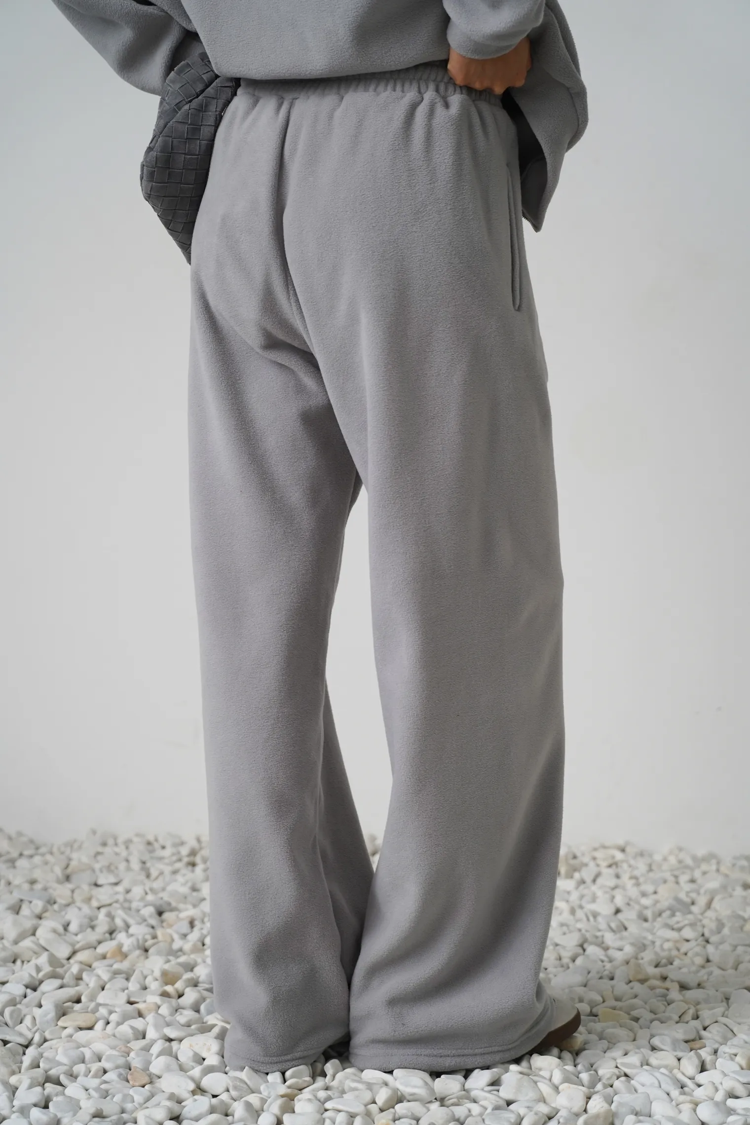 Брюки с карманами из флиса пепельного цвета фото 4