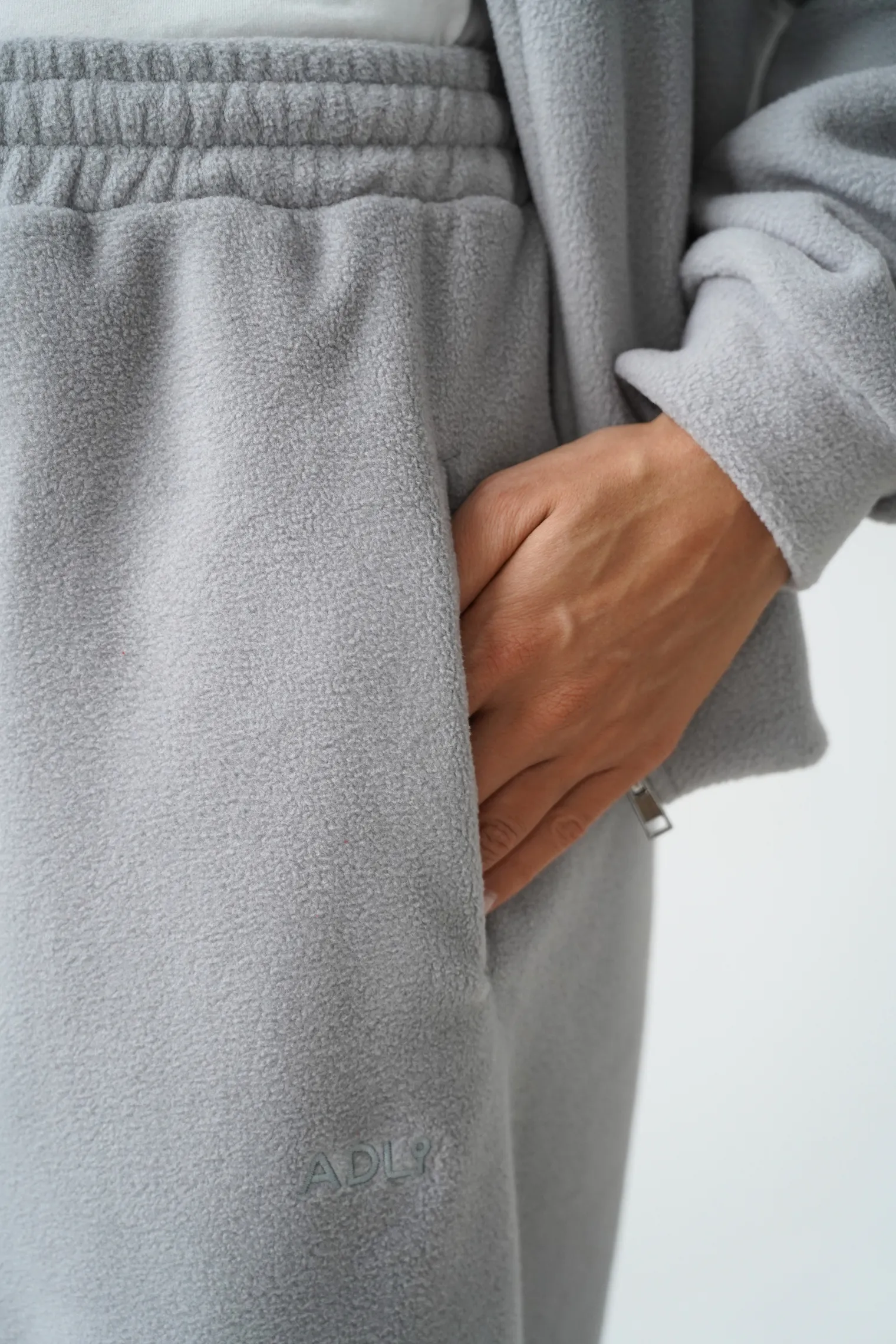 Брюки с карманами из флиса пепельного цвета фото 2