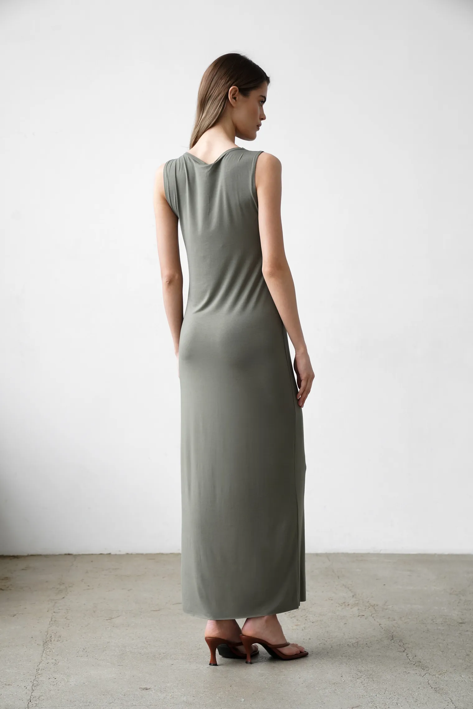 Платье макси цвета хаки фото 4