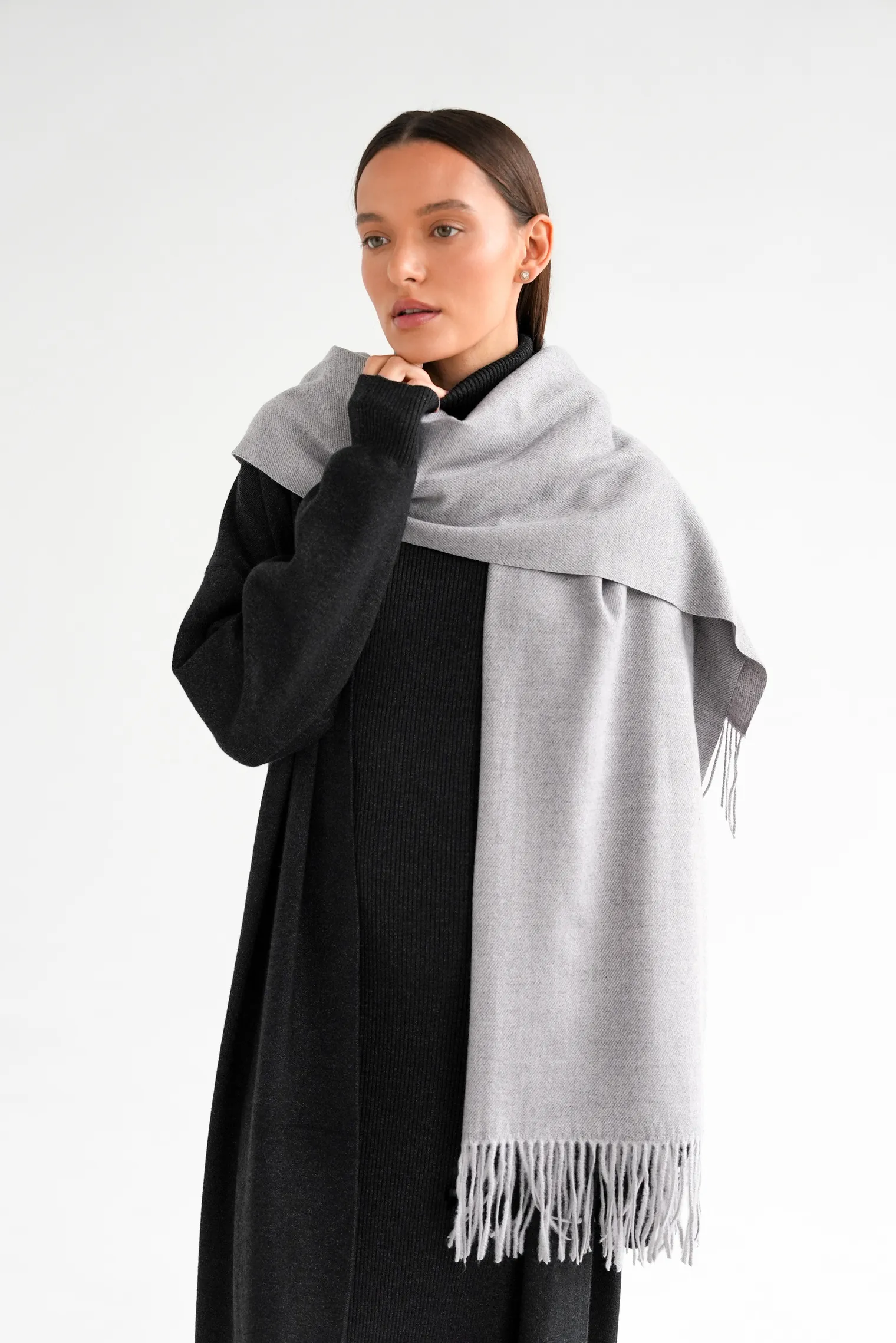 Палантин однотонный из вискозы серого цвета фото 3