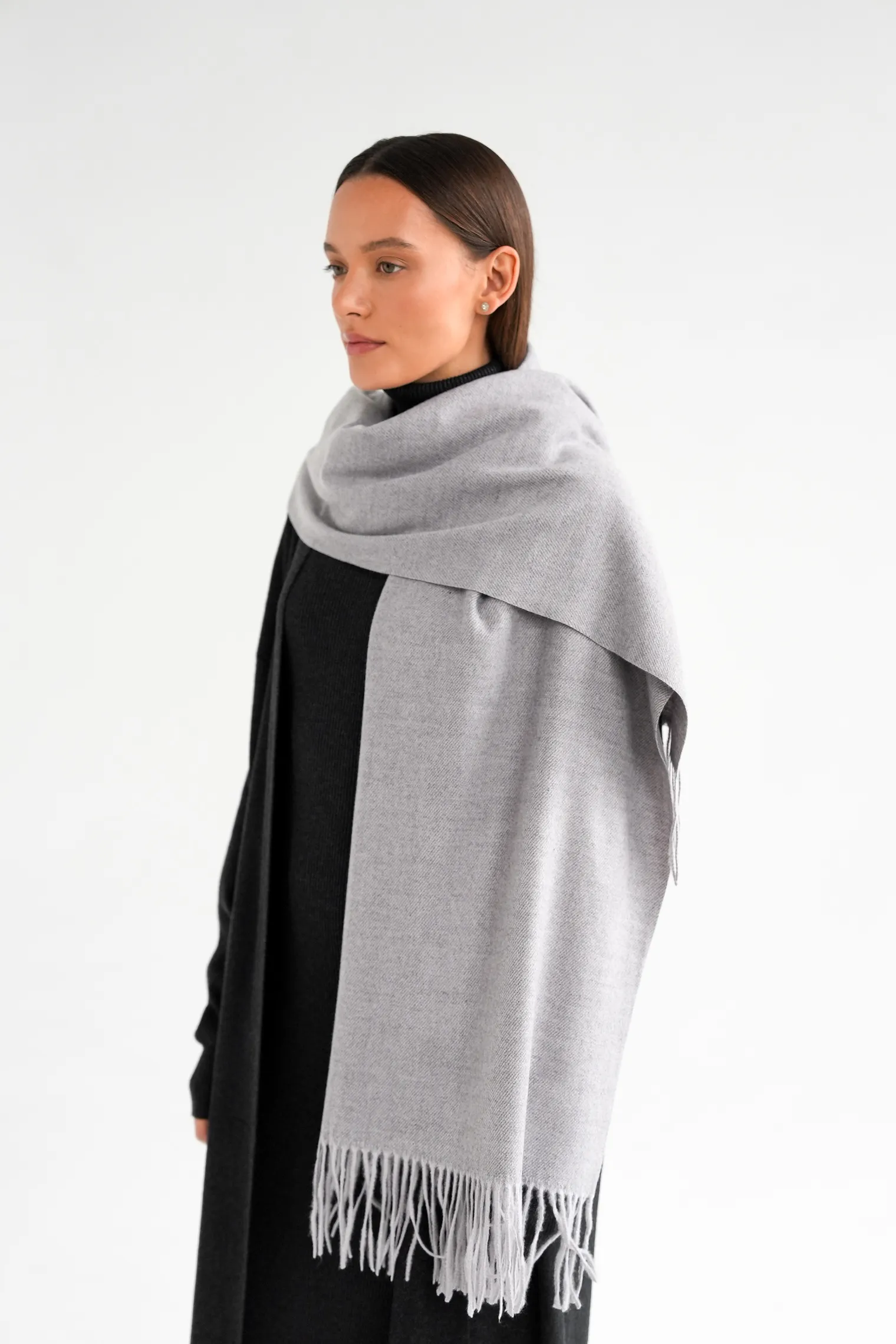 Палантин однотонный из вискозы серого цвета фото 5