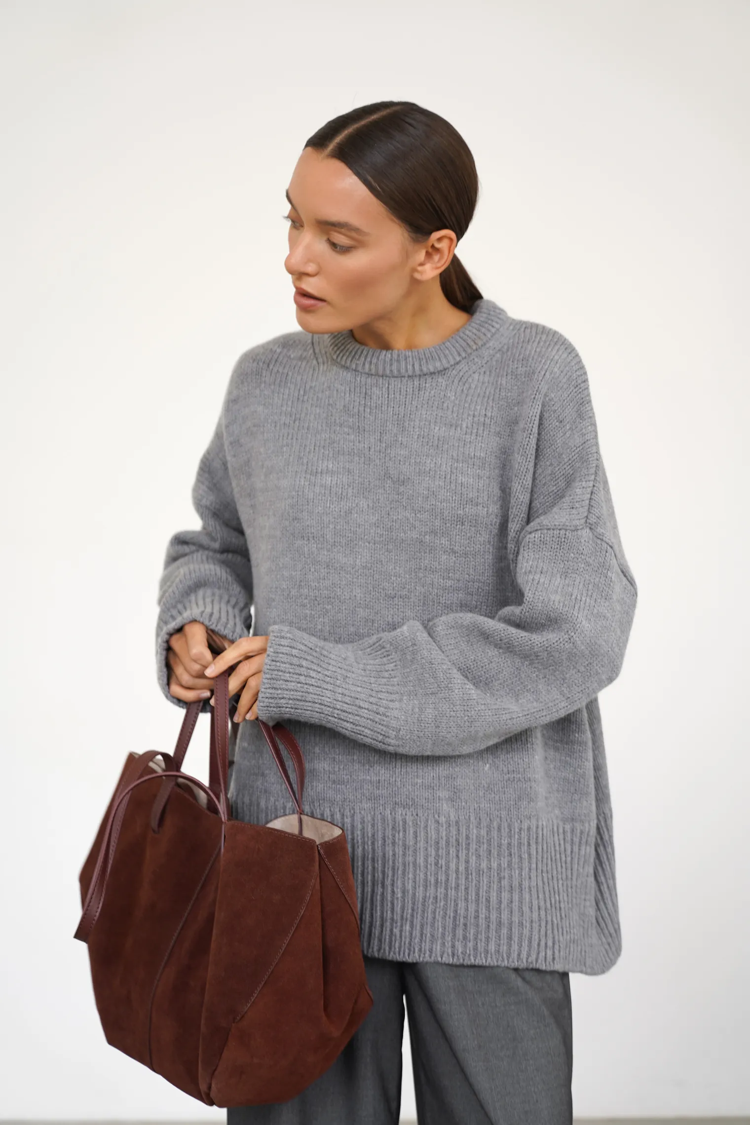 Джемпер крупной вязки с низким воротником пепельного цвета фото 4