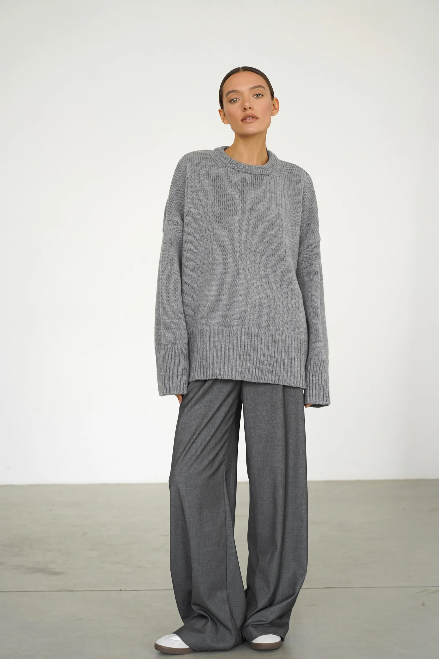 Джемпер крупной вязки с низким воротником пепельного цвета фото 6