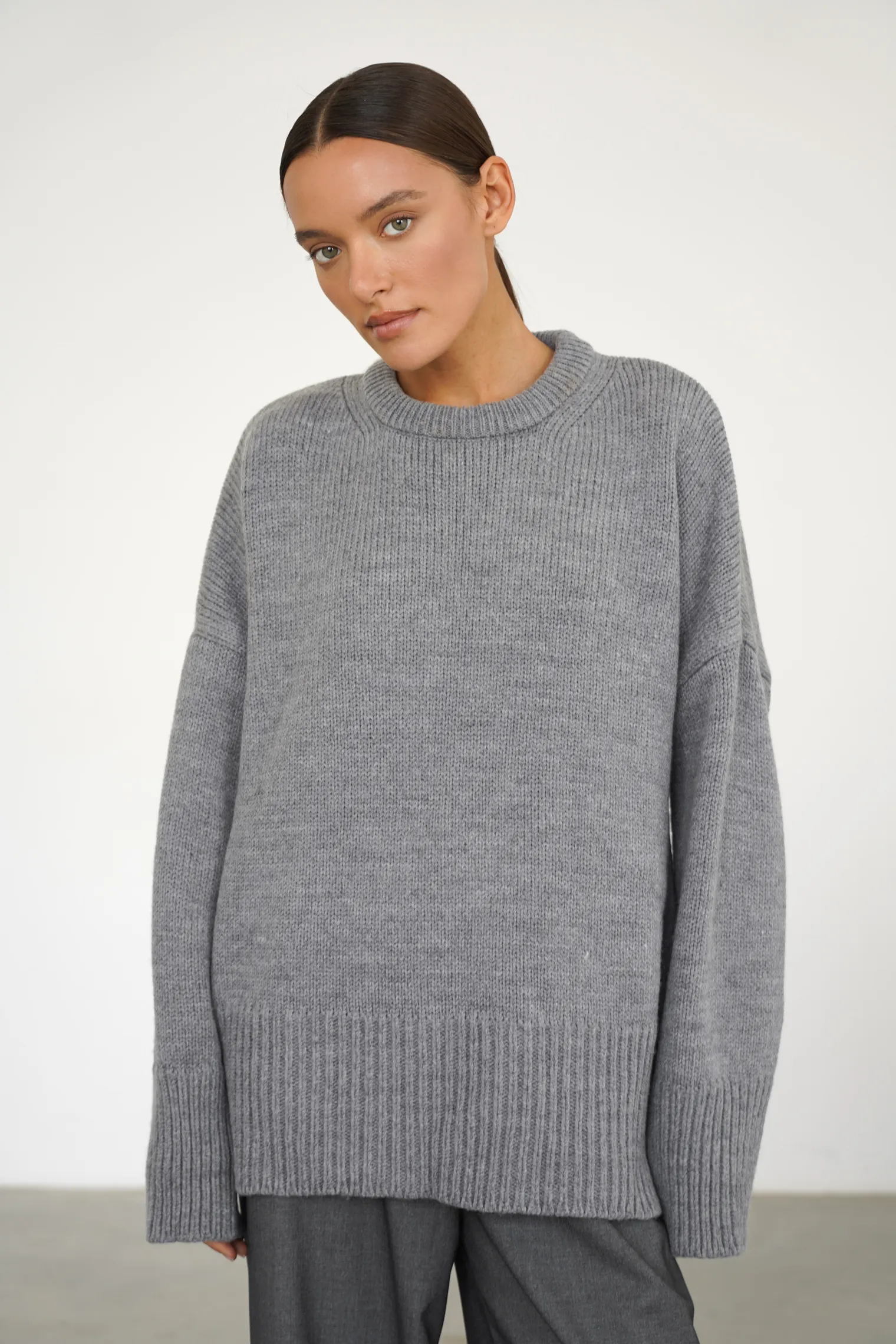 Джемпер крупной вязки с низким воротником пепельного цвета фото 7