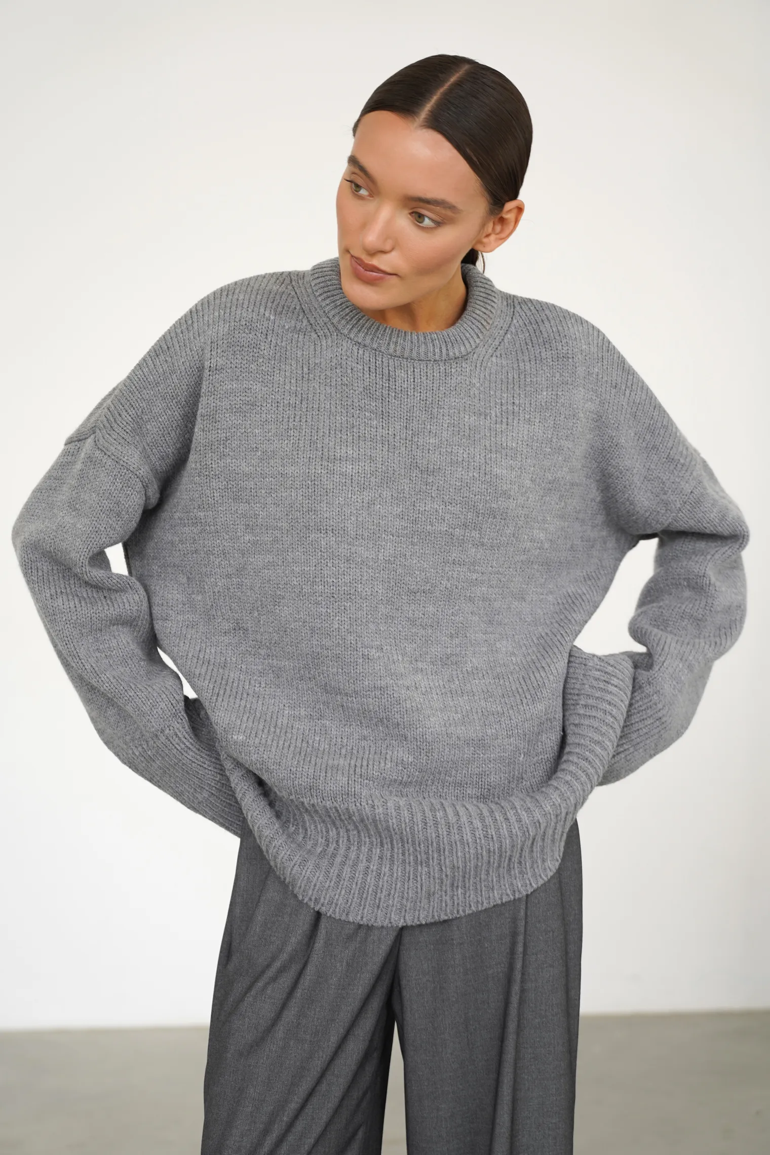 Джемпер крупной вязки с низким воротником пепельного цвета фото 1