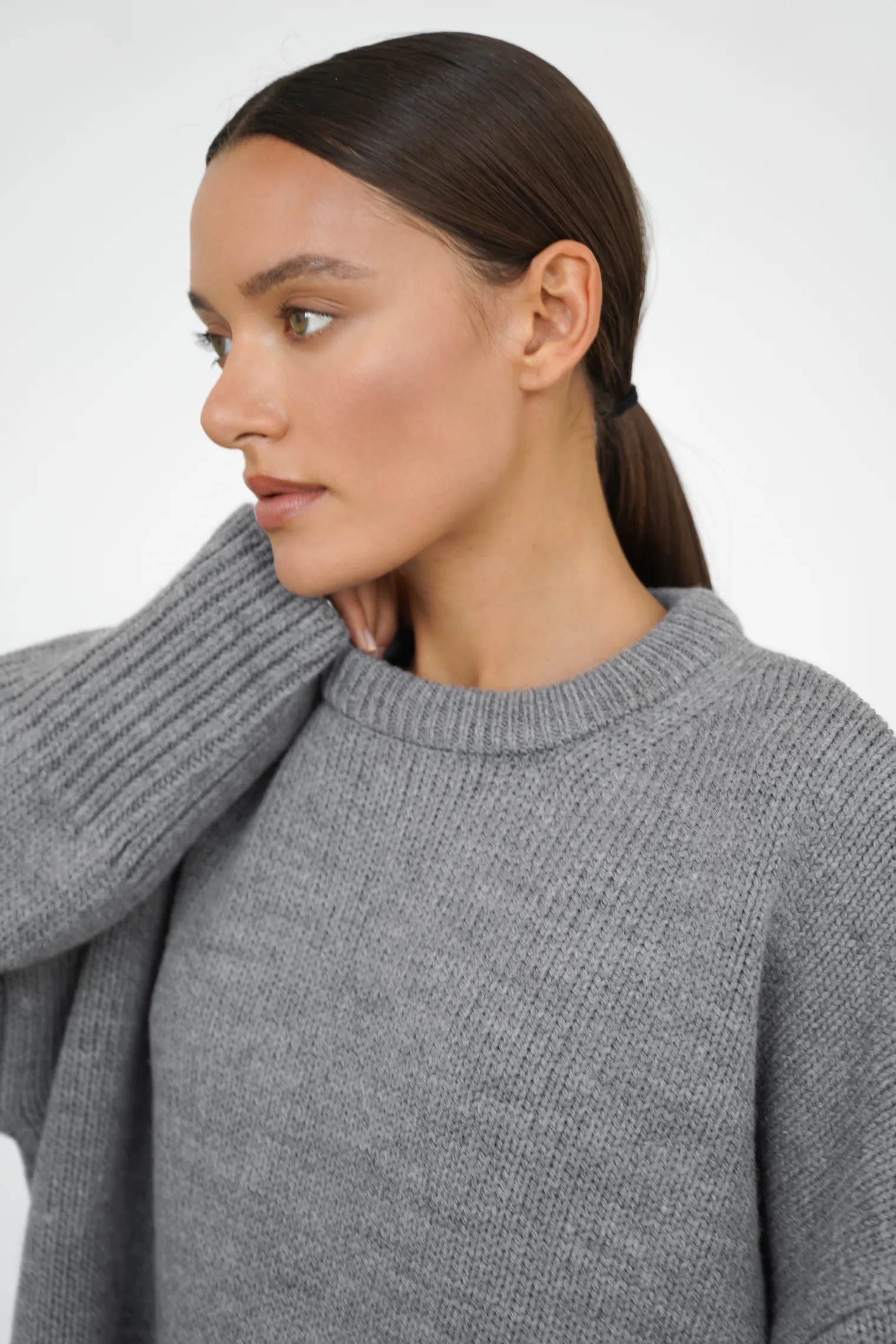 Джемпер крупной вязки с низким воротником пепельного цвета фото 2