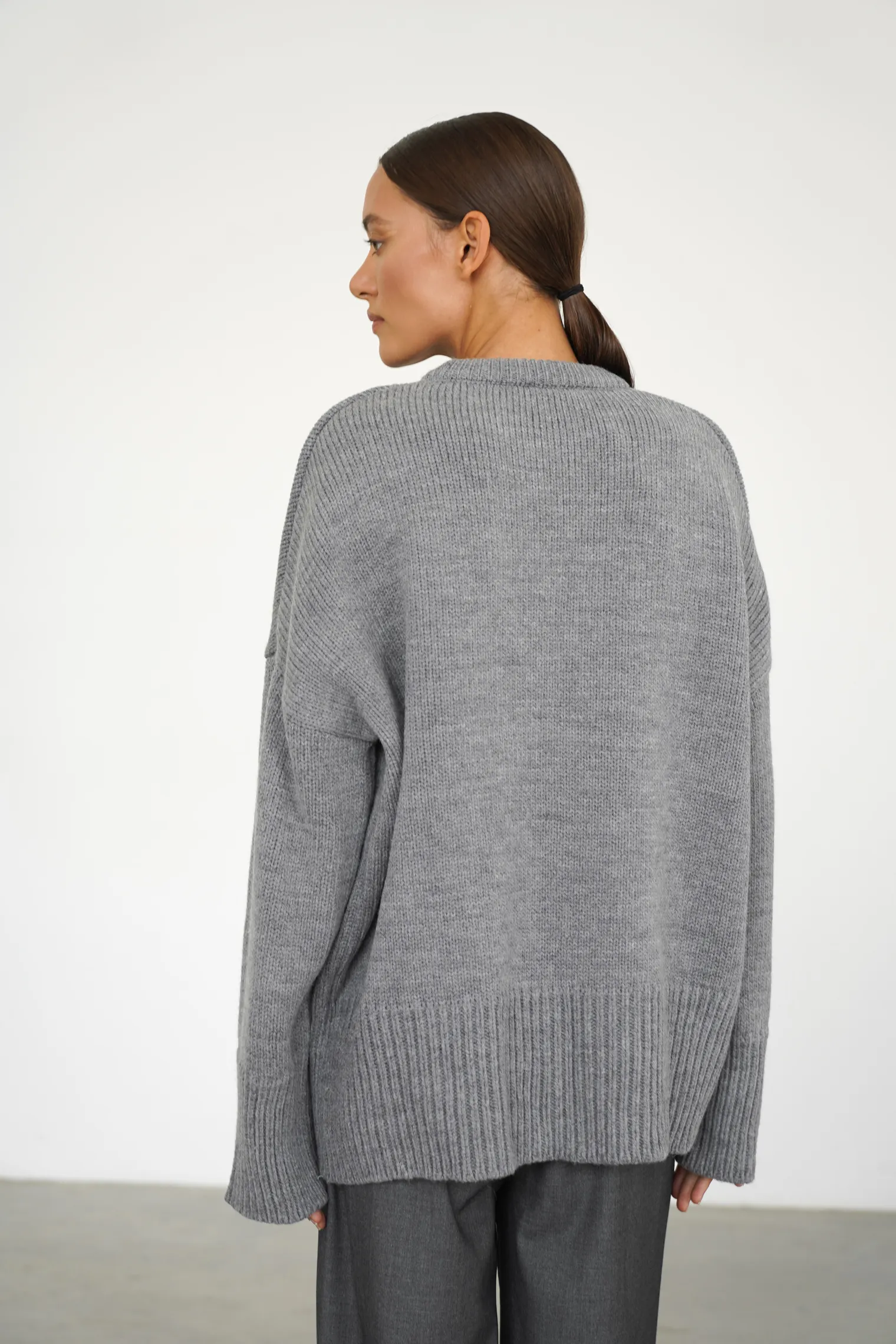Джемпер крупной вязки с низким воротником пепельного цвета фото 5