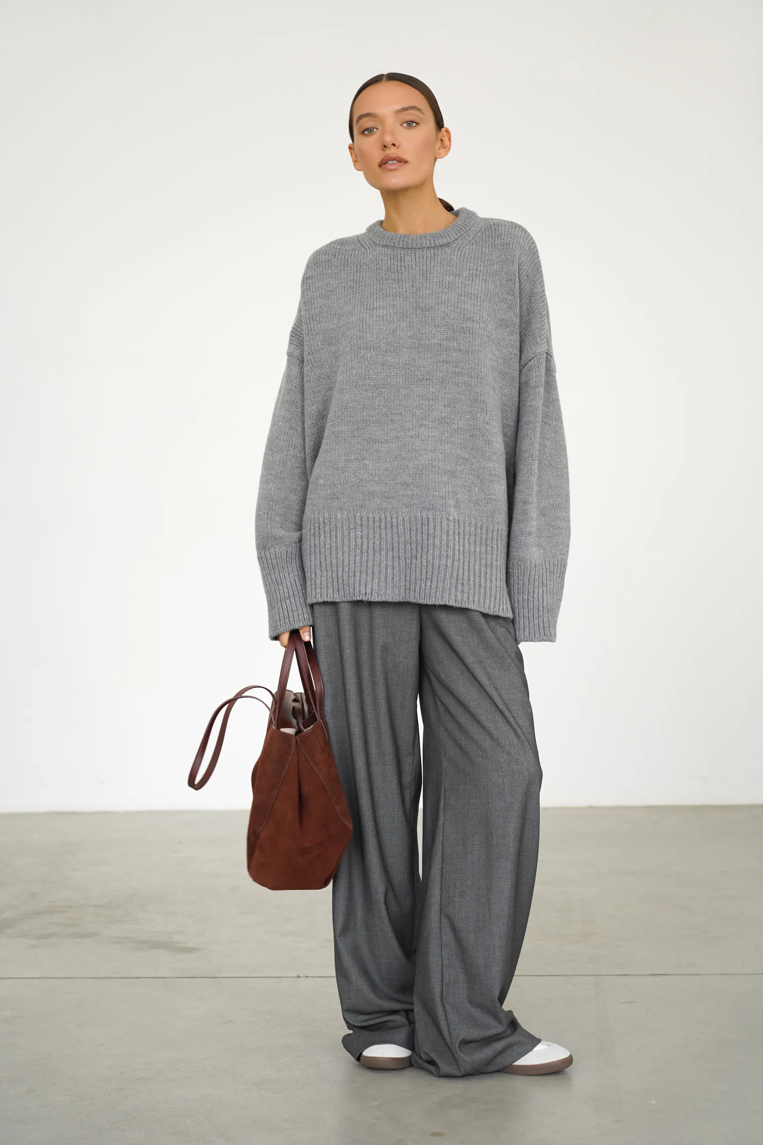 Джемпер крупной вязки с низким воротником пепельного цвета фото 3