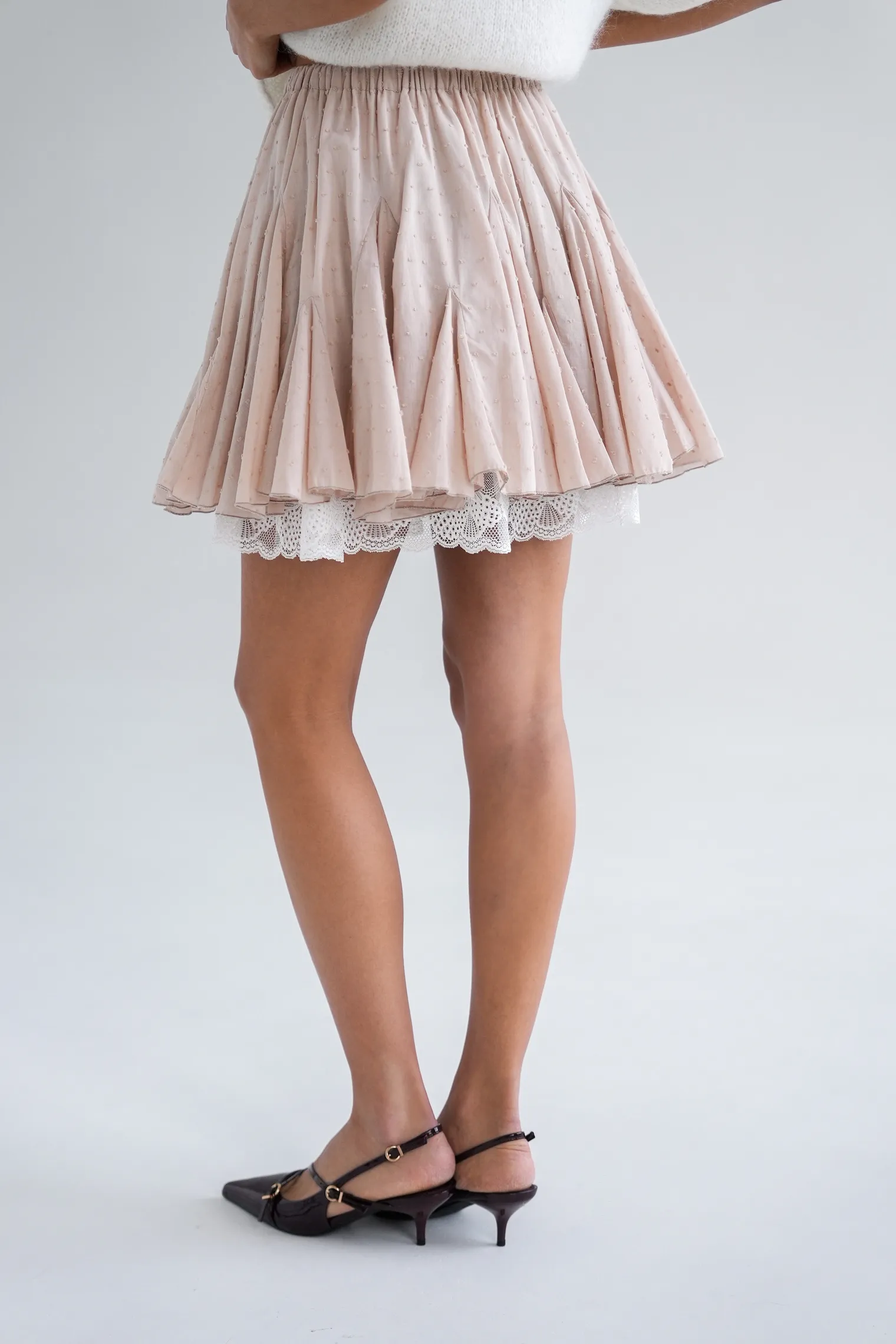 Юбка мини с клиньями бежевого цвета фото 4