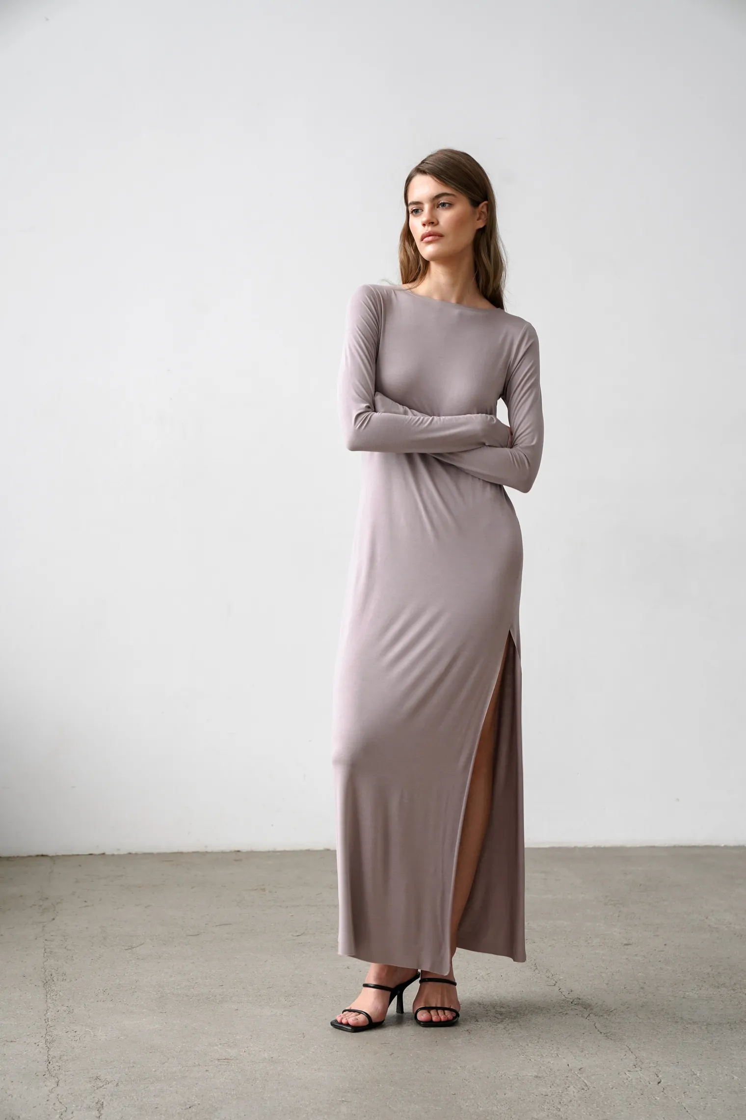 Платье макси с разрезом цвета капучино фото 8