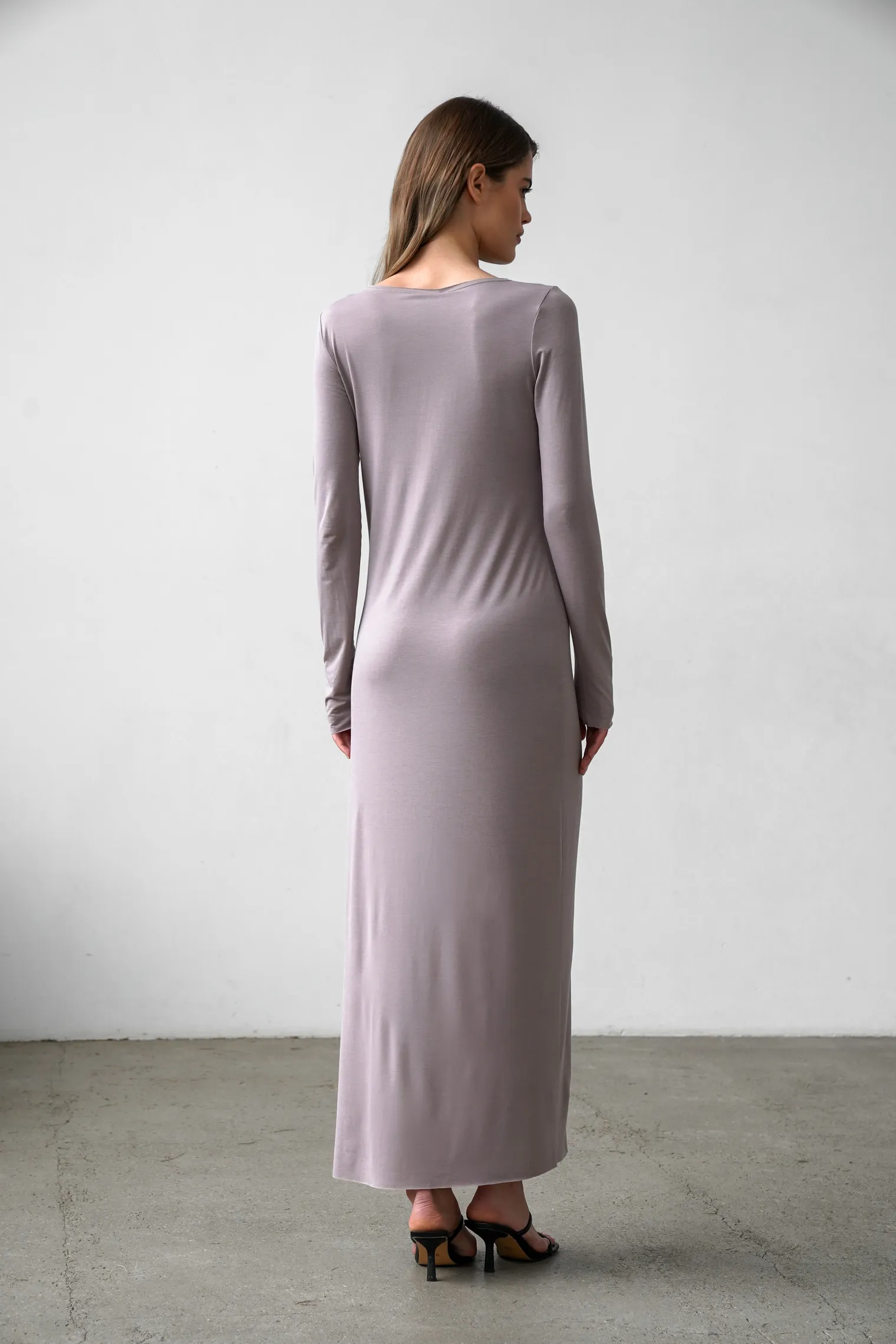 Платье макси с разрезом цвета капучино фото 4