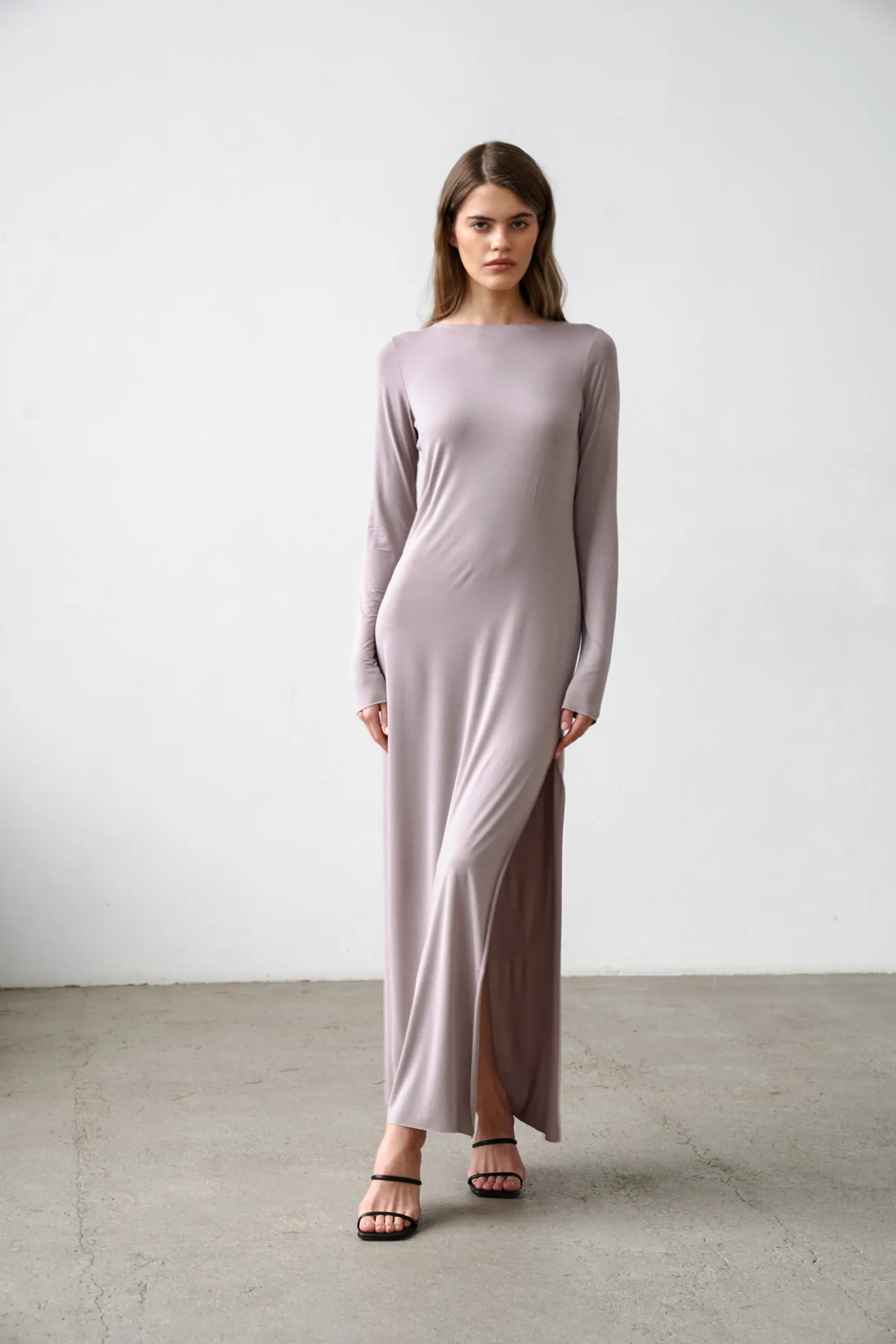 Платье макси с разрезом цвета капучино фото 1