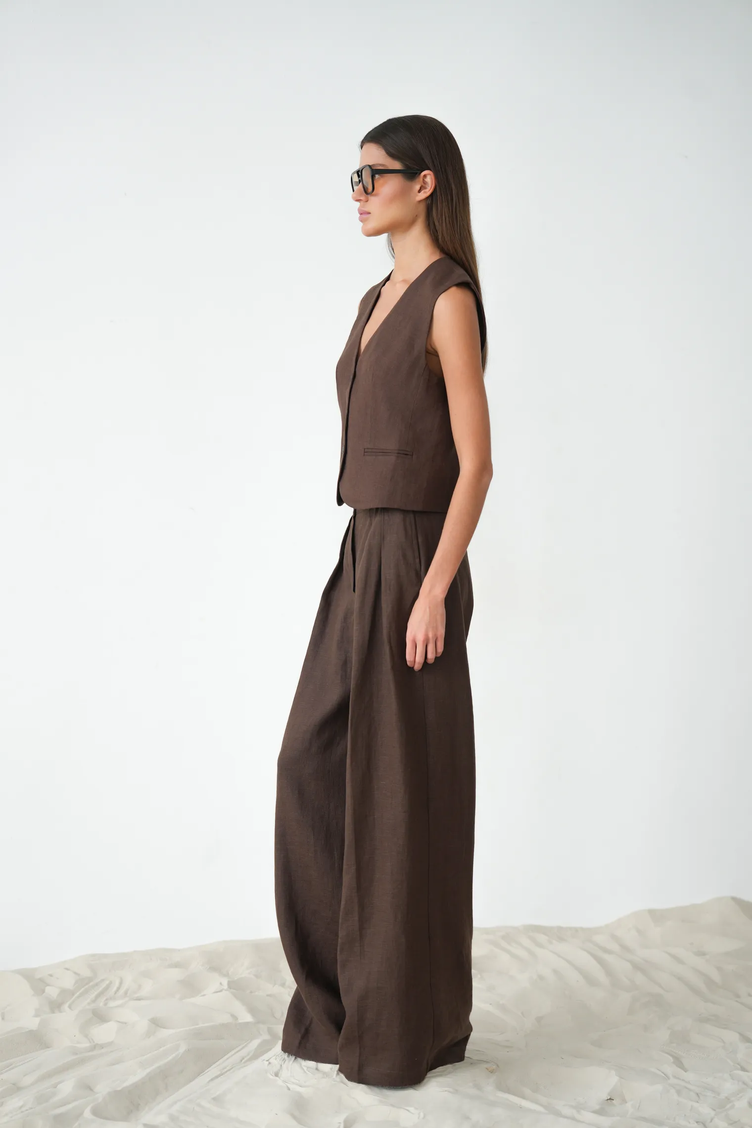 Однобортный жилет с пуговицами изо льна шоколадного цвета фото 4