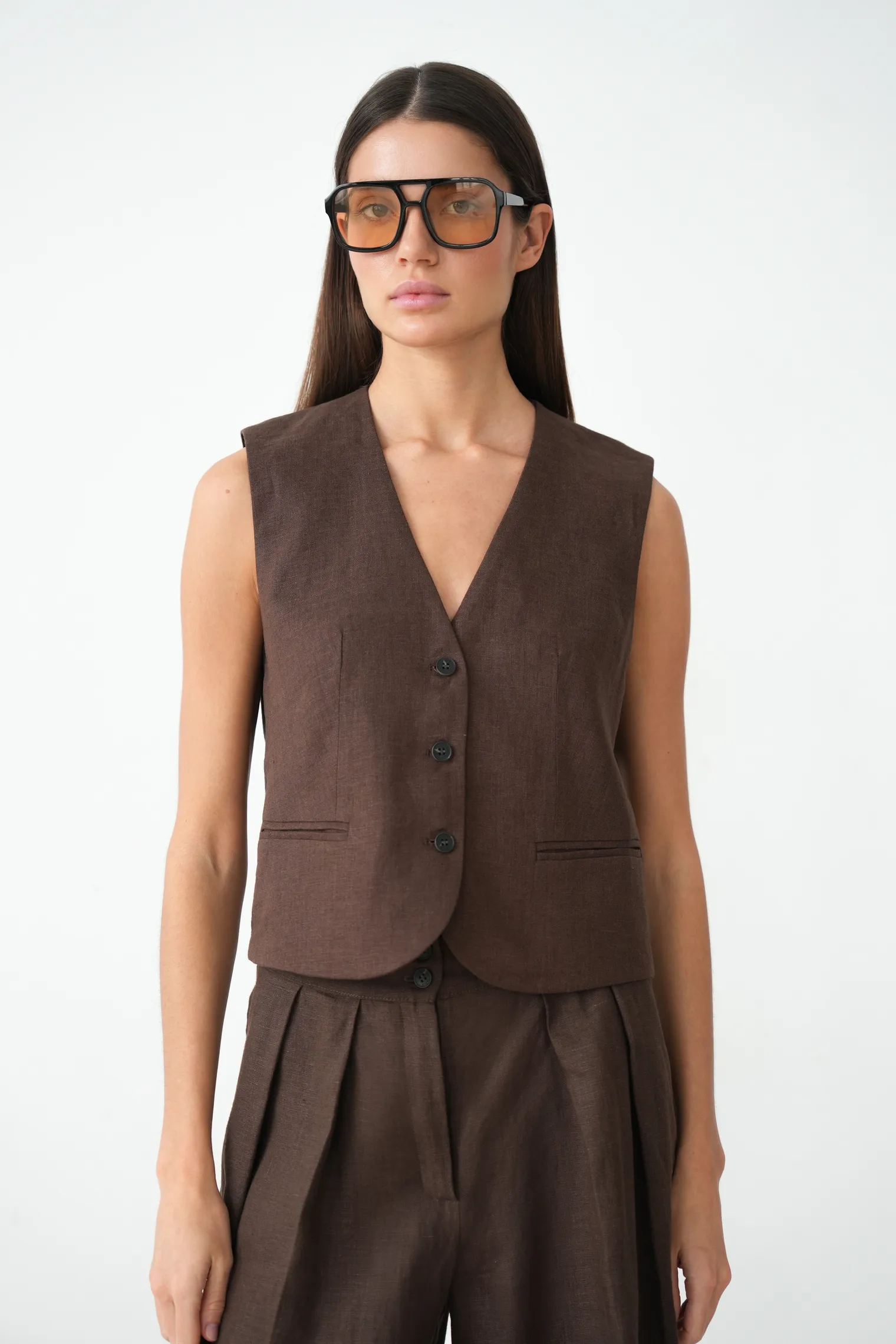 Однобортный жилет с пуговицами изо льна шоколадного цвета фото 5