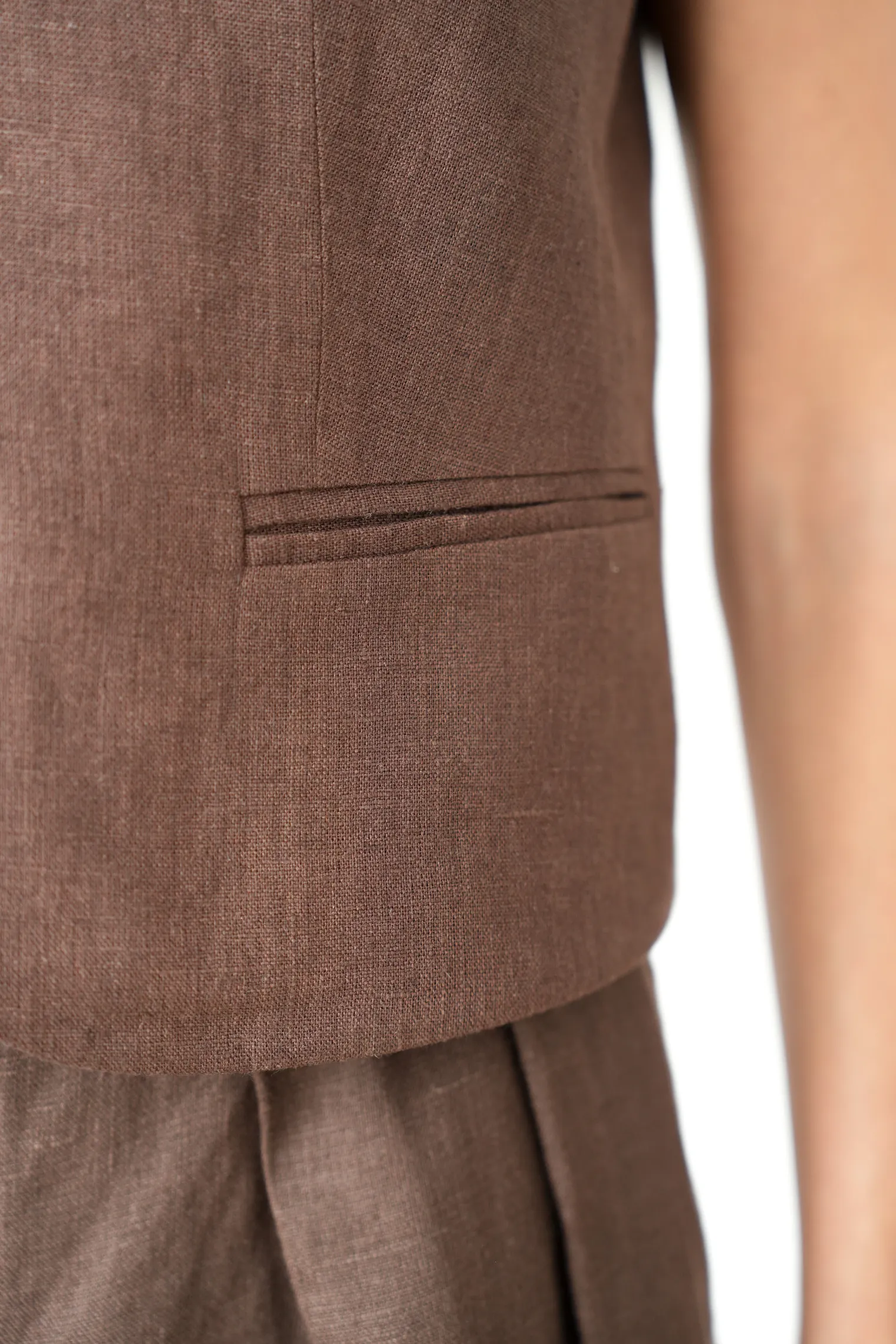 Однобортный жилет с пуговицами изо льна шоколадного цвета фото 2