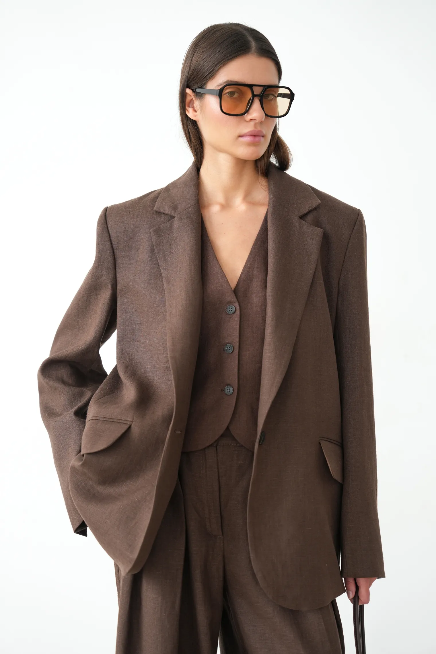 Однобортный жилет с пуговицами изо льна шоколадного цвета фото 6