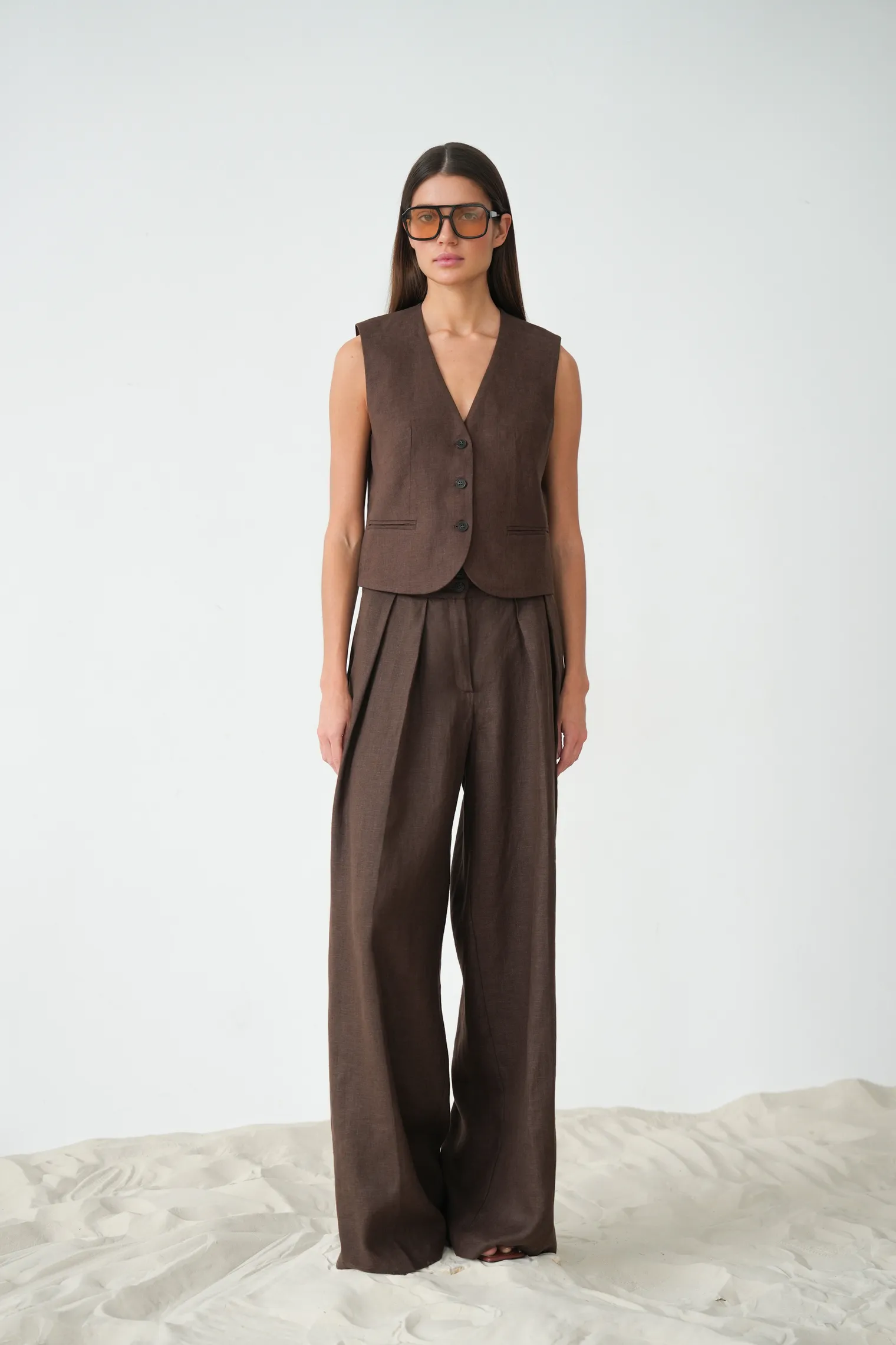 Однобортный жилет с пуговицами изо льна шоколадного цвета фото 1