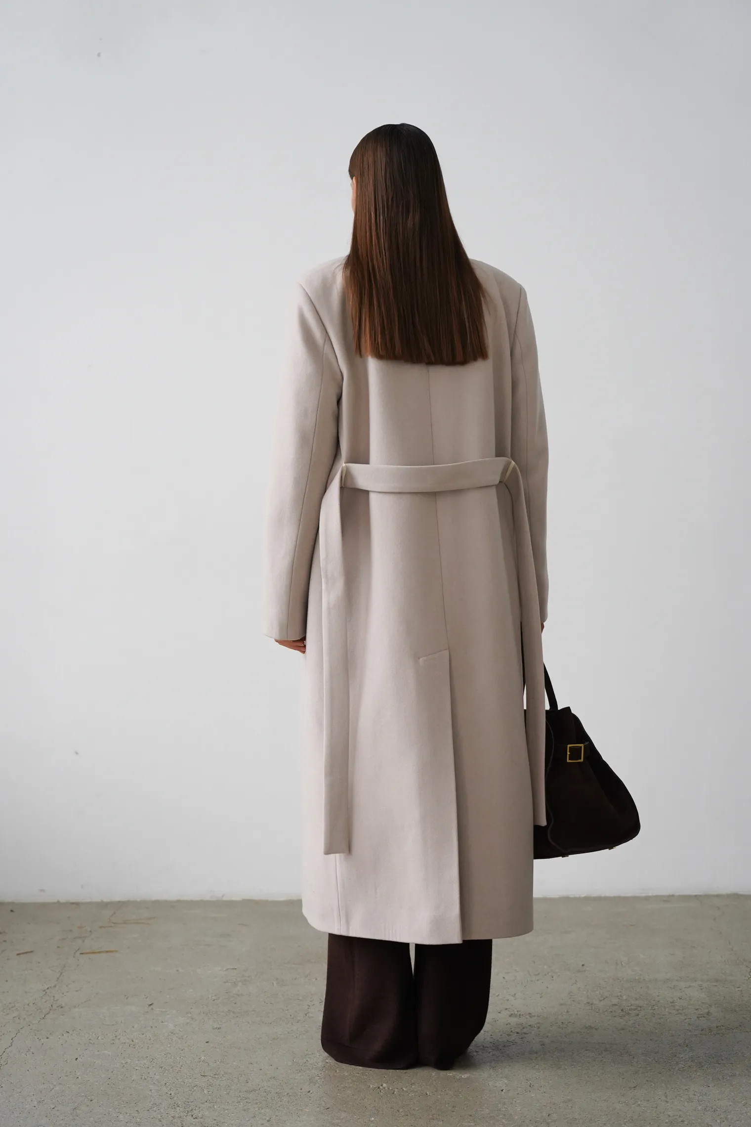 Зимнее двубортное пальто с контрастным воротником кремового цвета фото 4