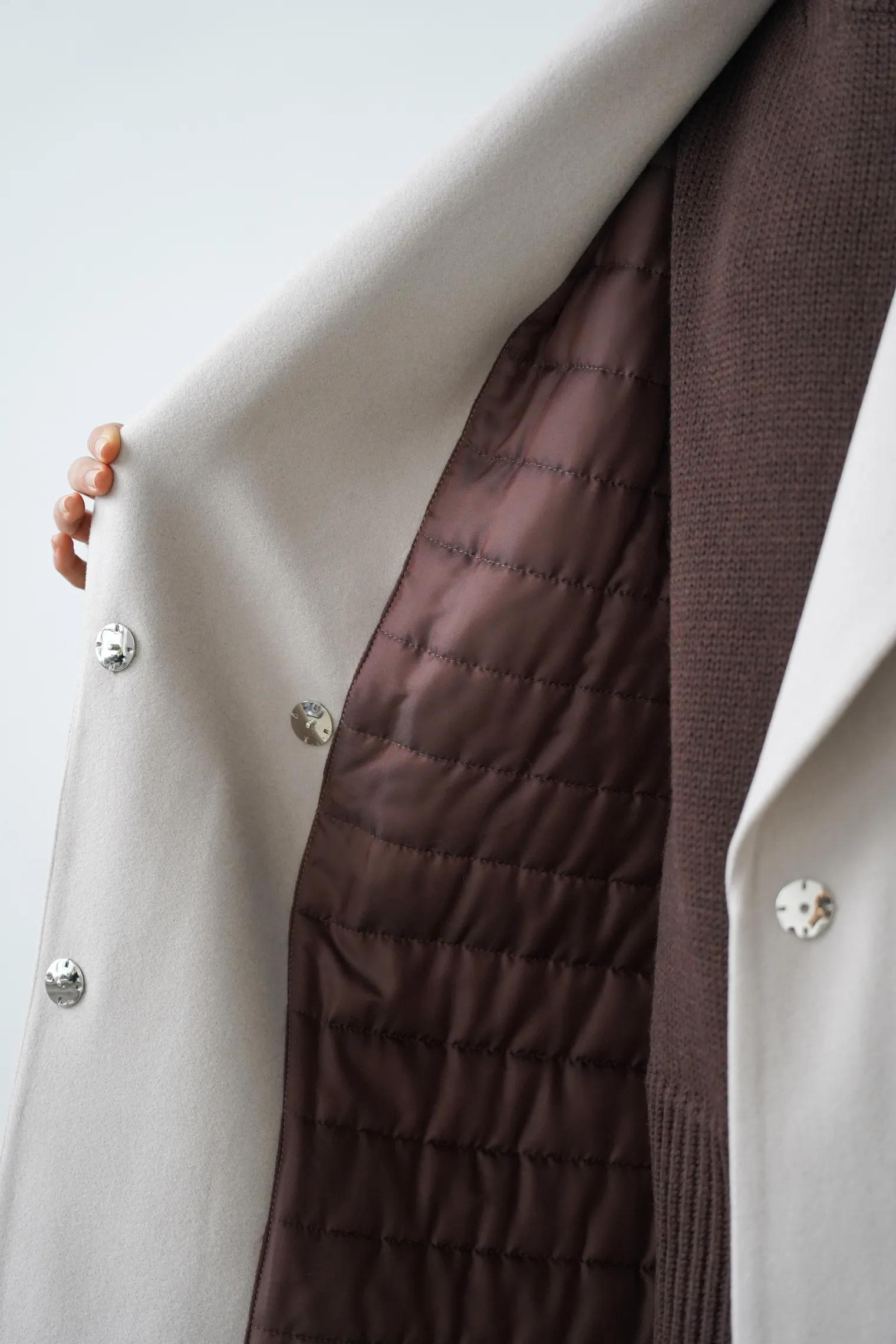 Зимнее двубортное пальто с контрастным воротником кремового цвета фото 5