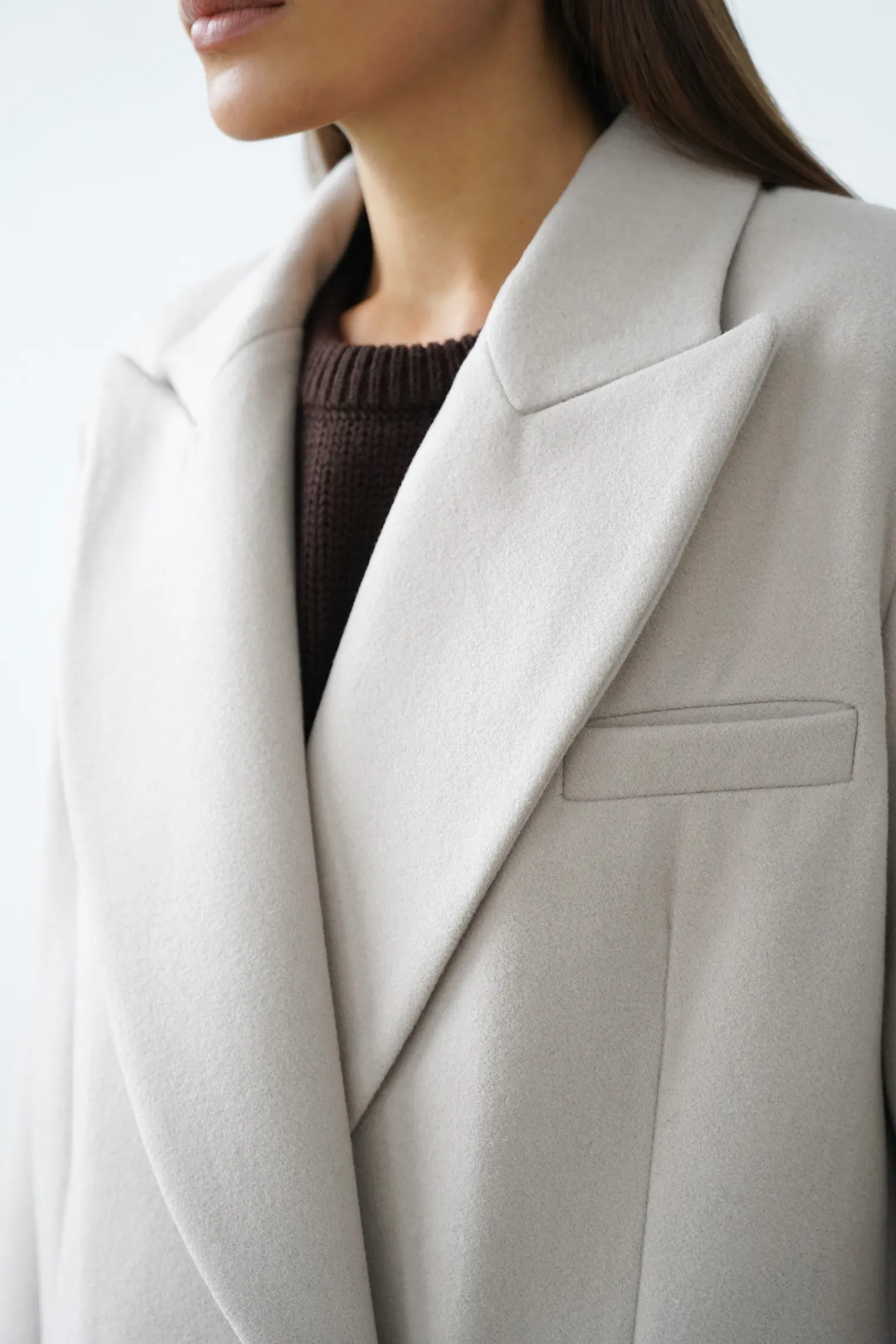 Зимнее двубортное пальто с контрастным воротником кремового цвета фото 2