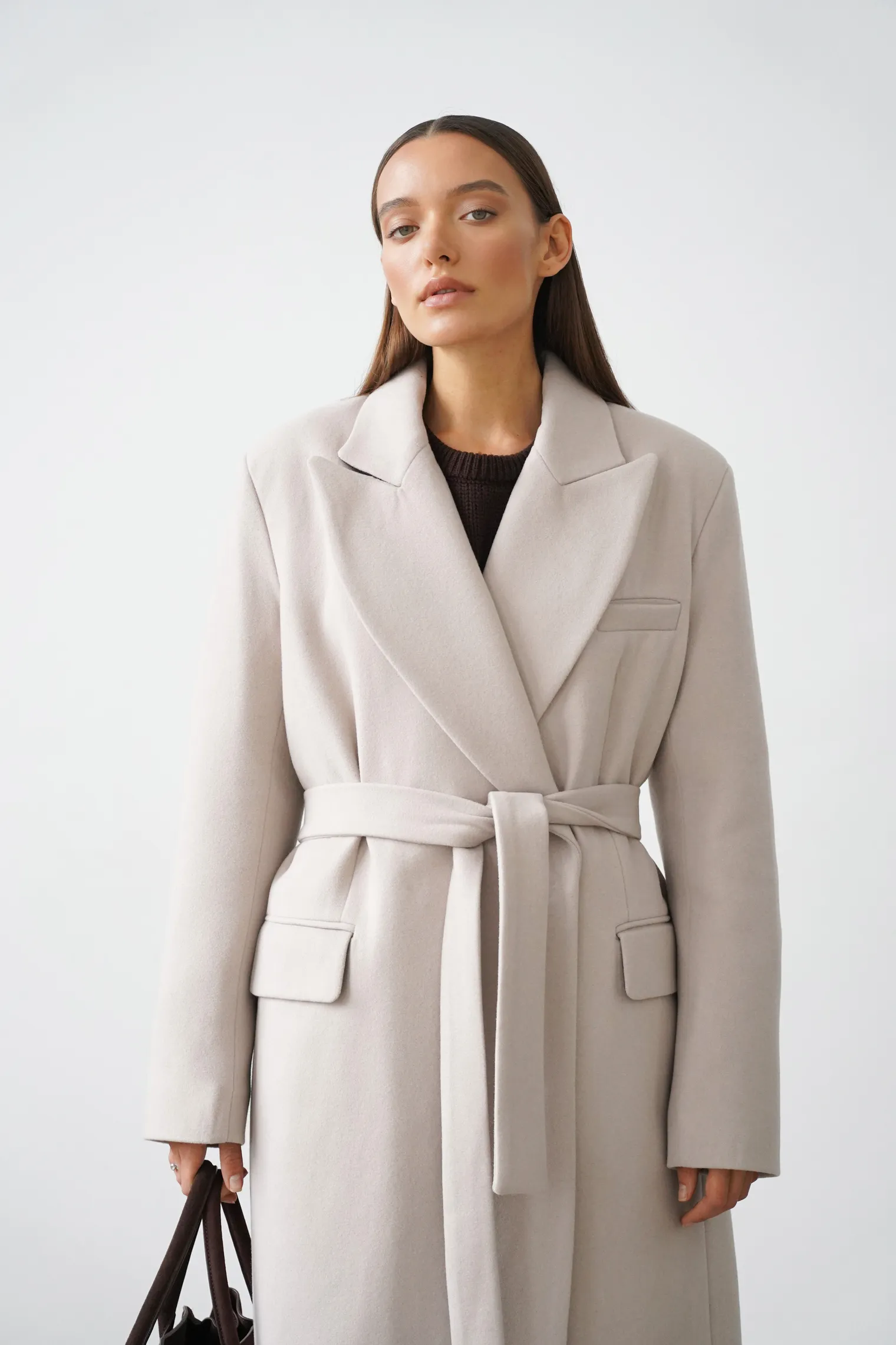 Зимнее двубортное пальто с контрастным воротником кремового цвета фото 6