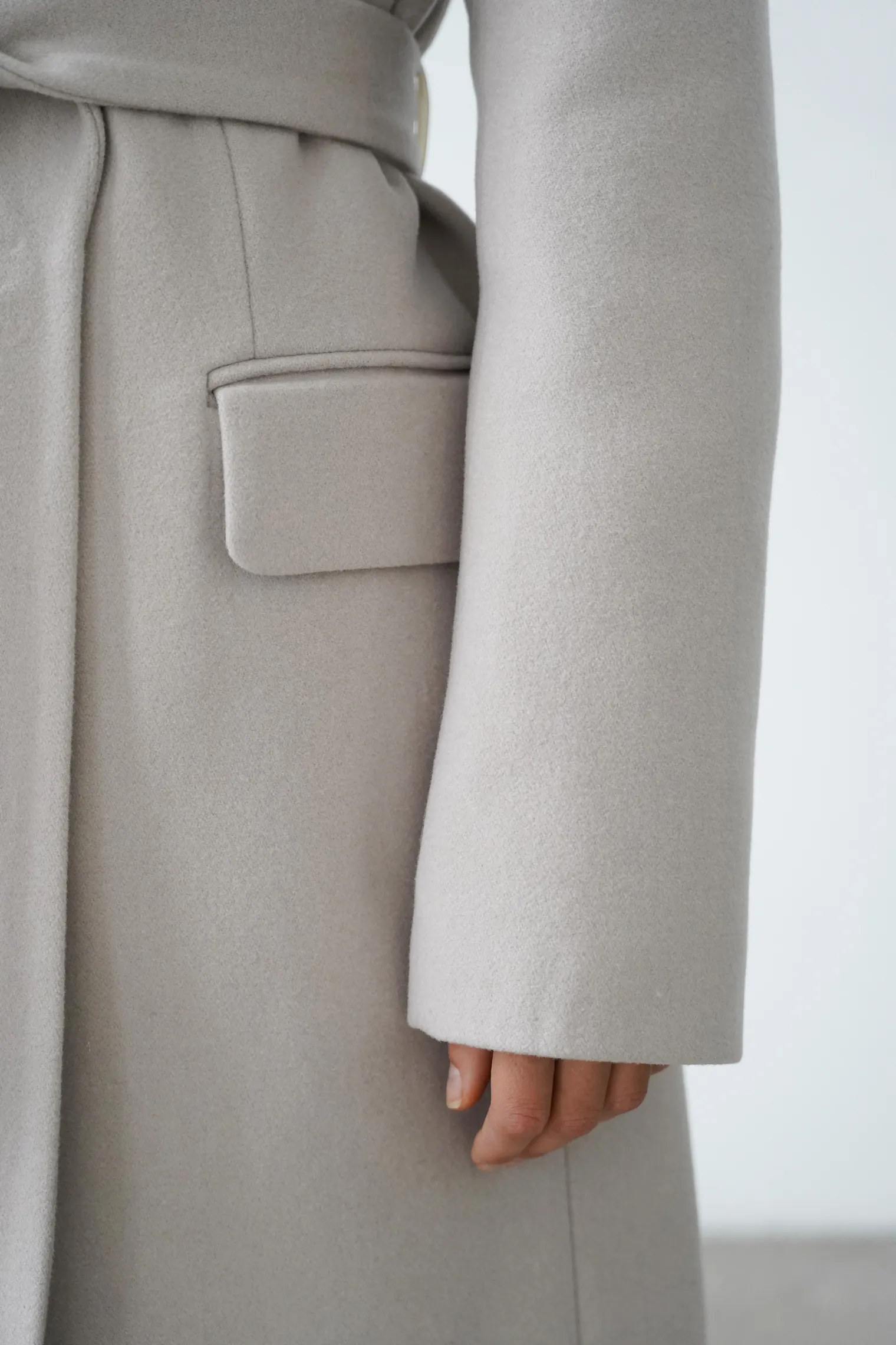 Зимнее двубортное пальто с контрастным воротником кремового цвета фото 7