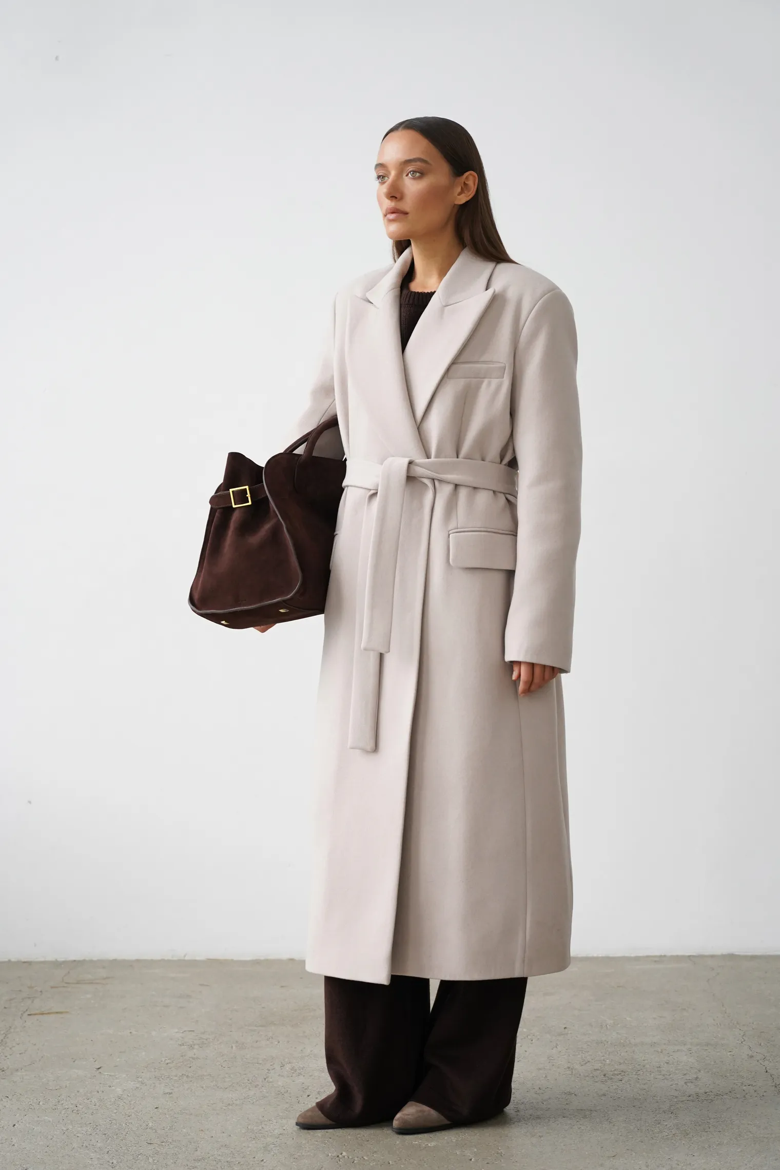 Зимнее двубортное пальто с контрастным воротником кремового цвета фото 3