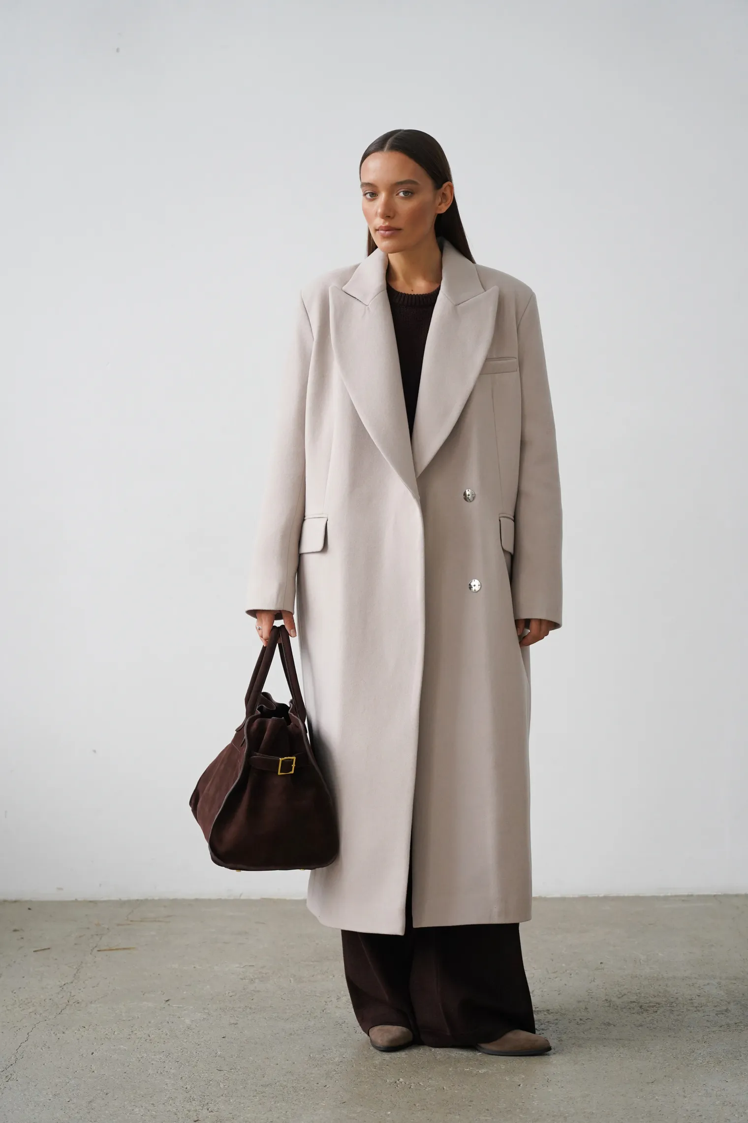 Зимнее двубортное пальто с контрастным воротником кремового цвета фото 1