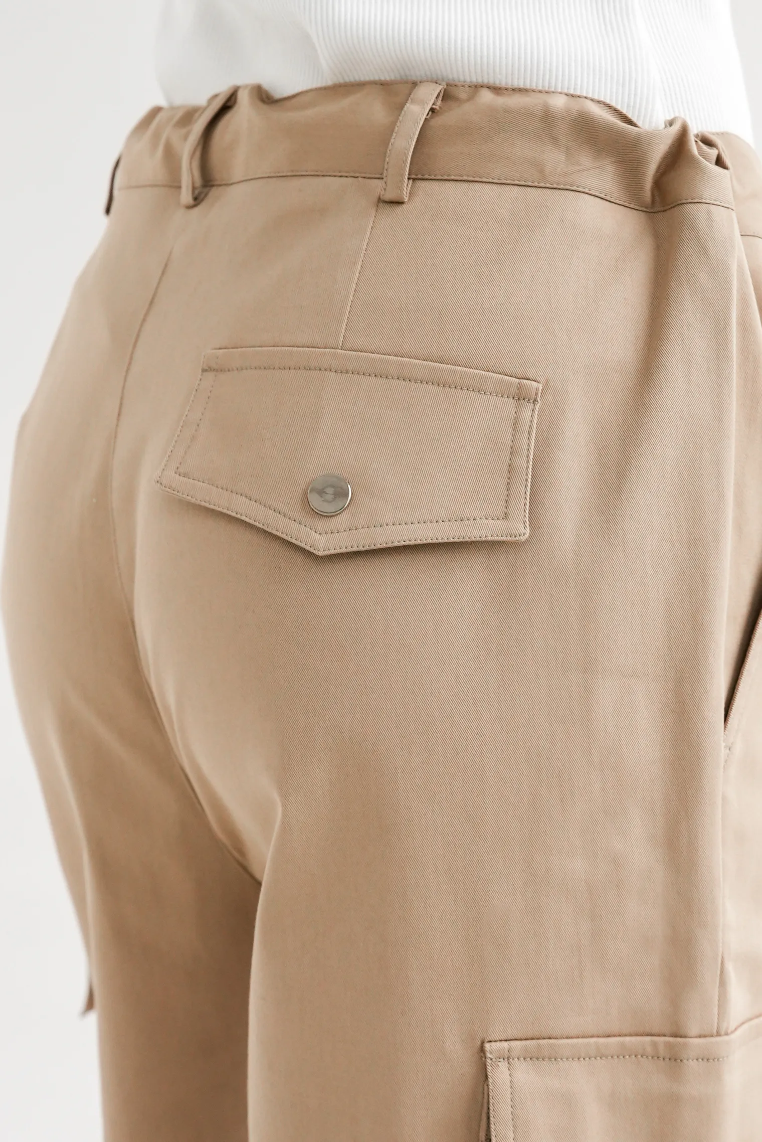 Брюки карго из плотного хлопка бежевого цвета фото 8