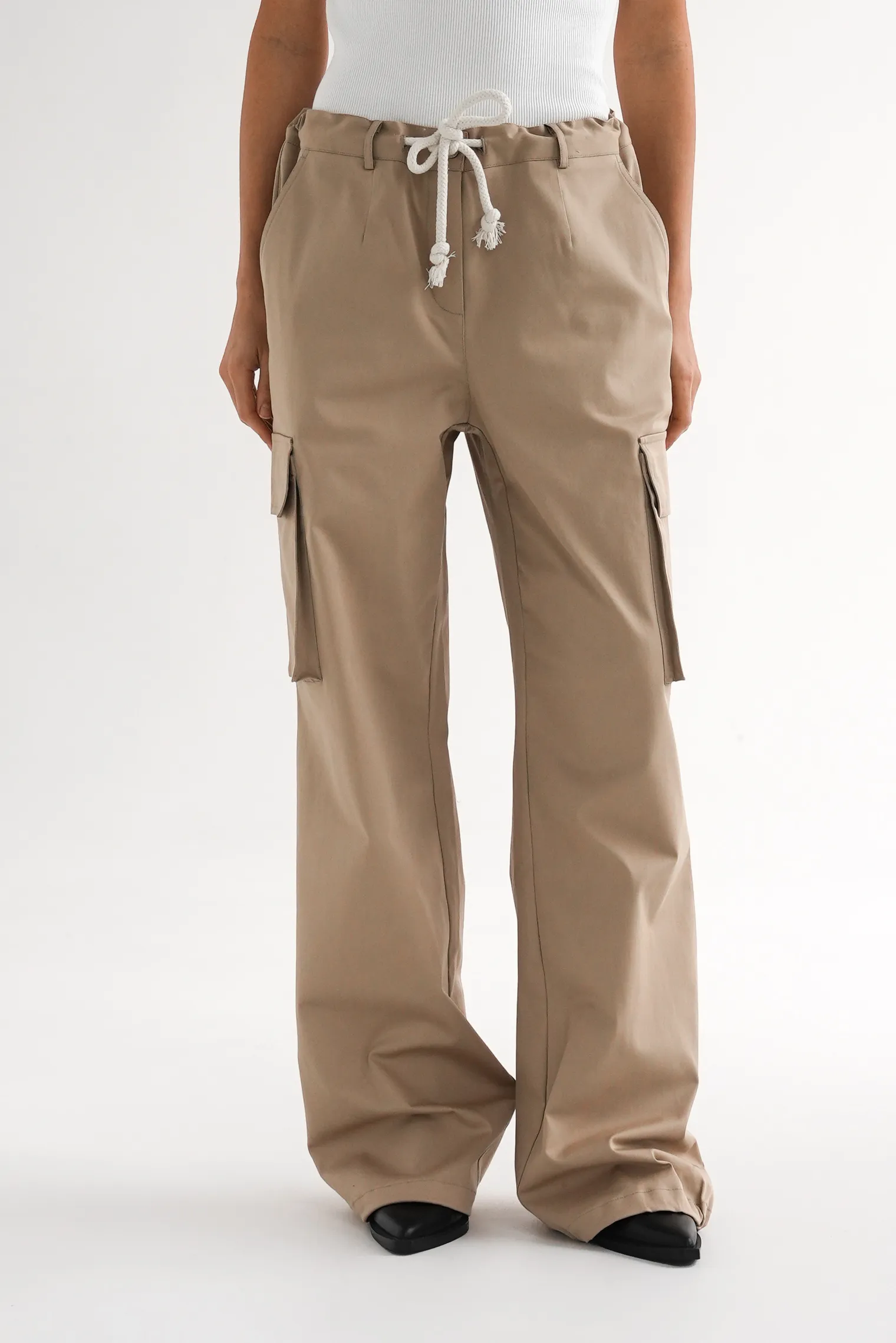 Брюки карго из плотного хлопка бежевого цвета фото 3