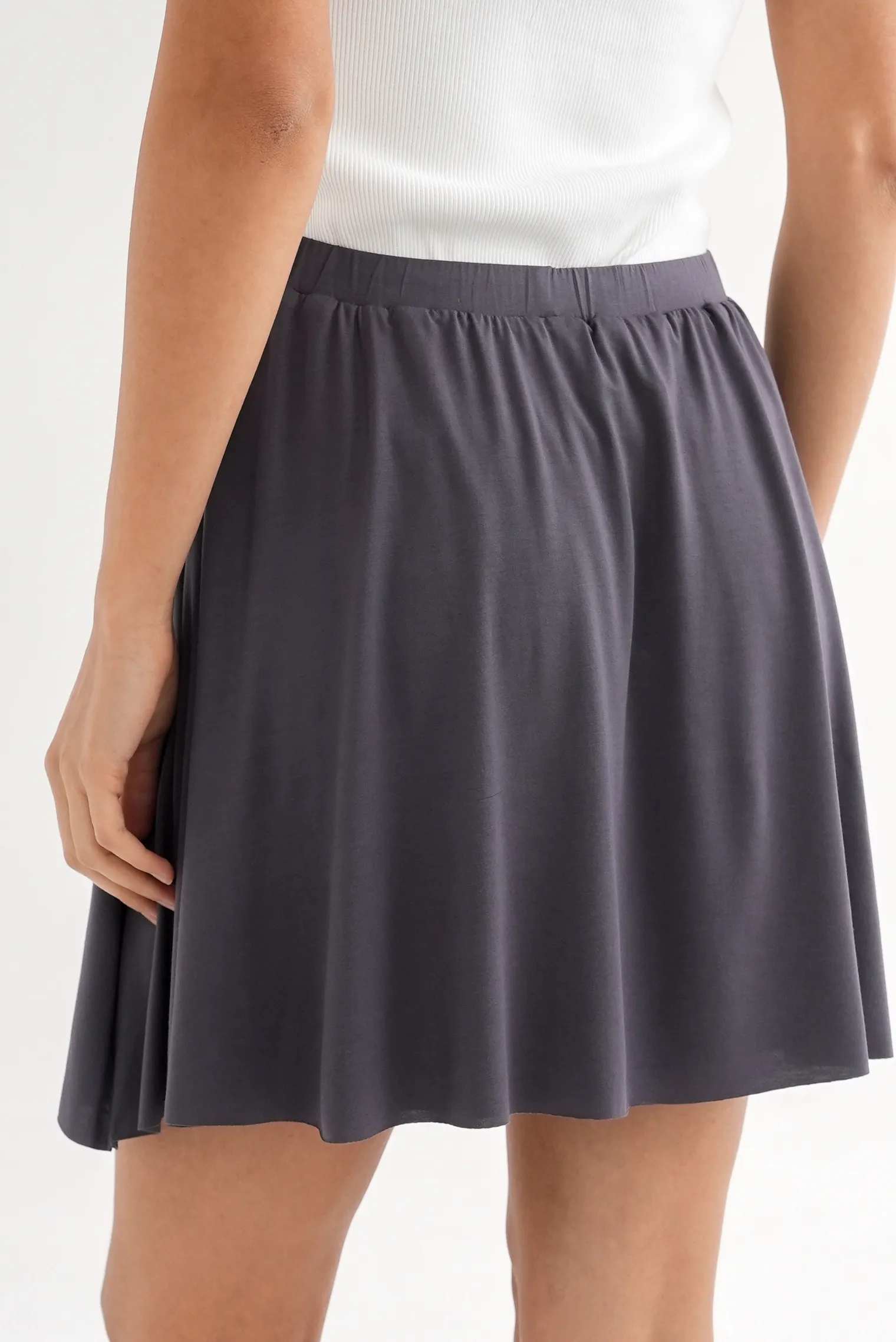 Юбка мини из трикотажа графитового цвета фото 9