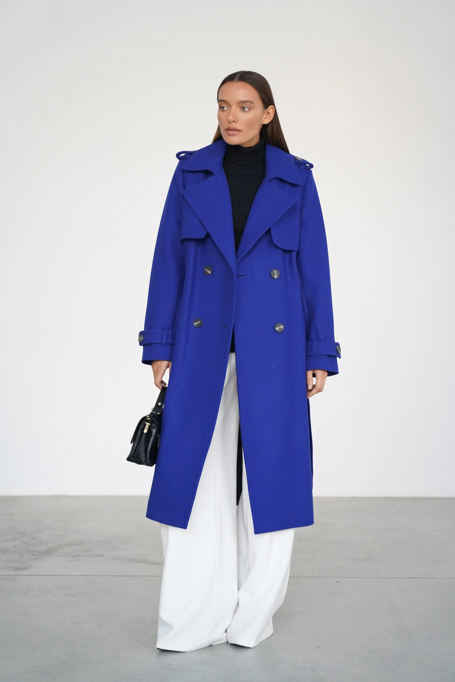 Двубортное пальто-тренч с поясом цвета санторини фото 3
