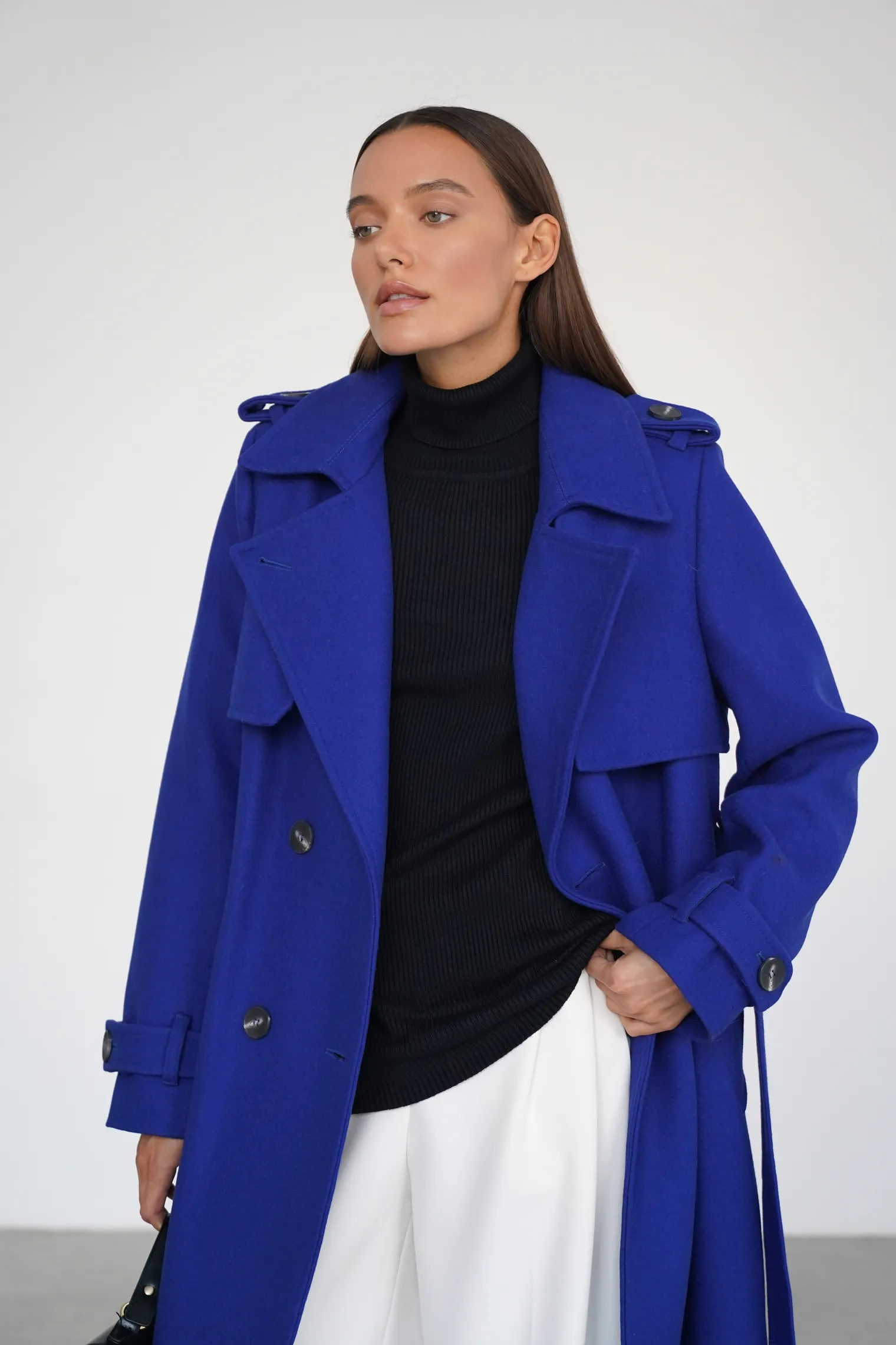 Двубортное пальто-тренч с поясом цвета санторини фото 5