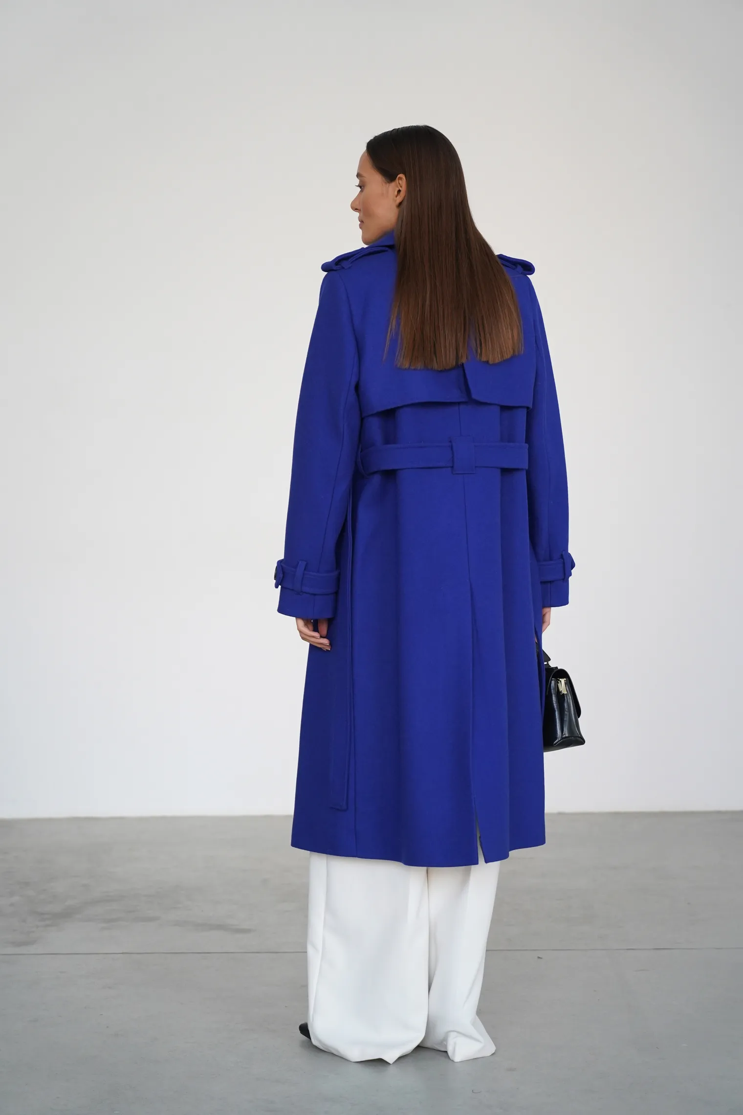 Двубортное пальто-тренч с поясом цвета санторини фото 4