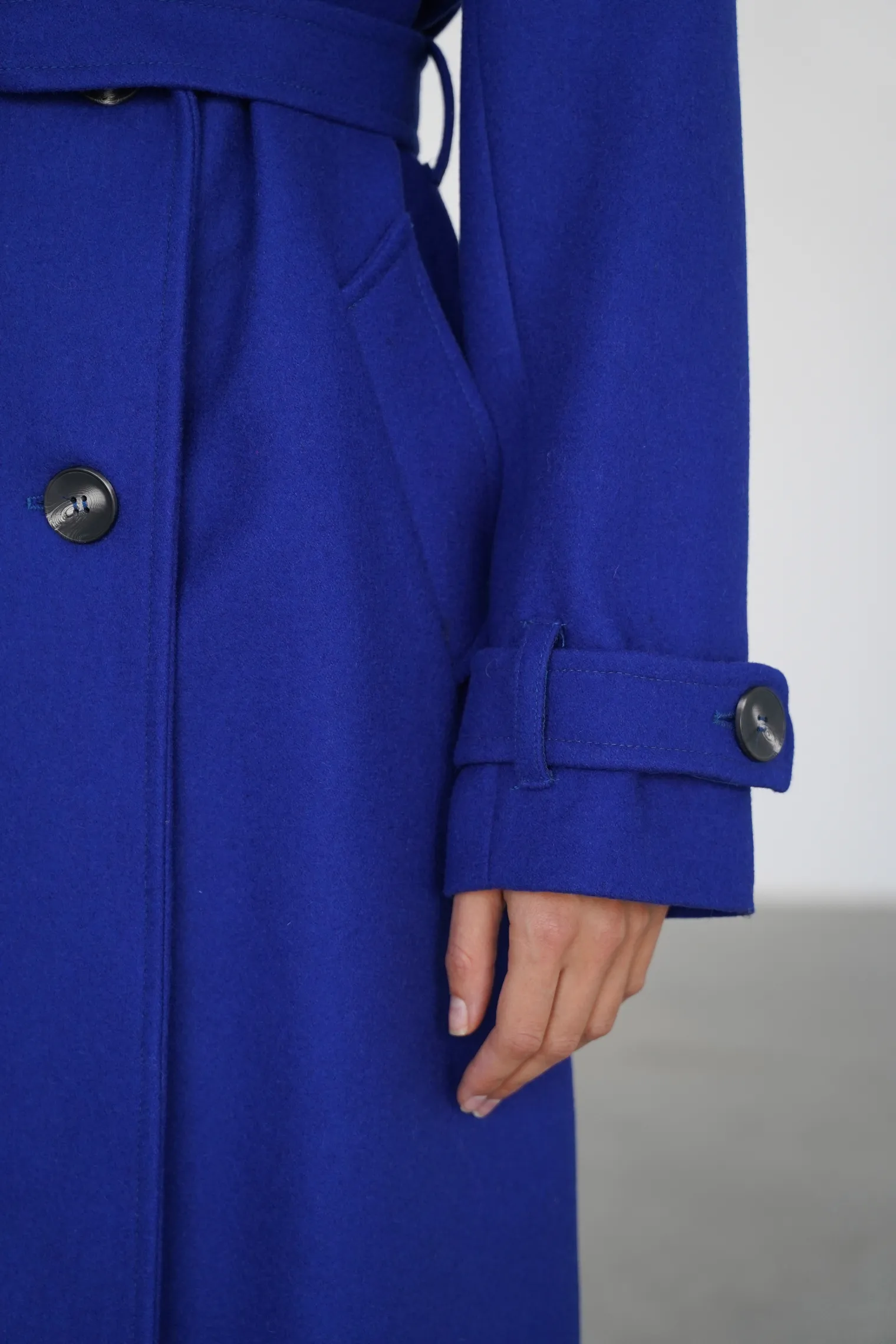 Двубортное пальто-тренч с поясом цвета санторини фото 7