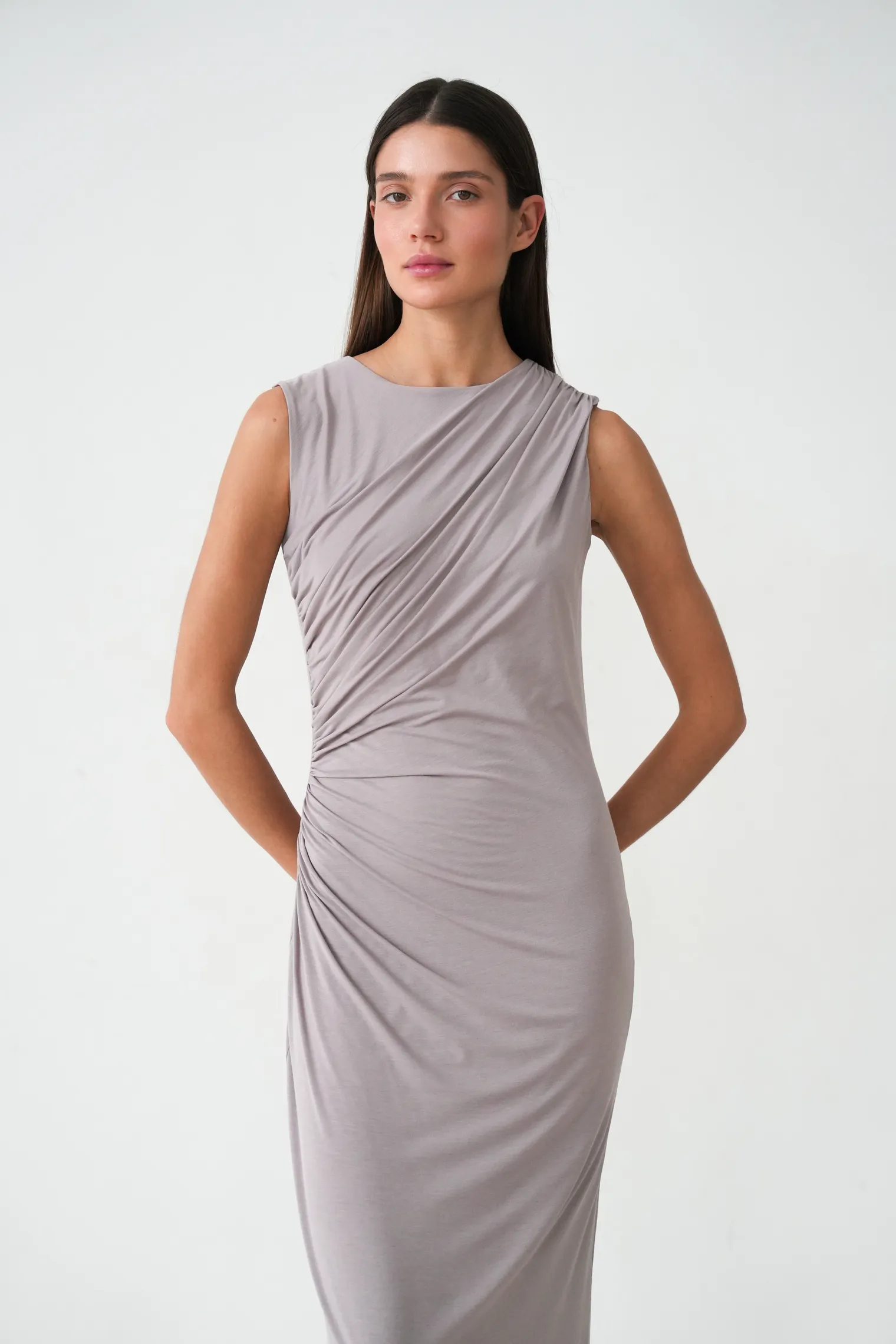 Платье макси со складками цвета капучино фото 4