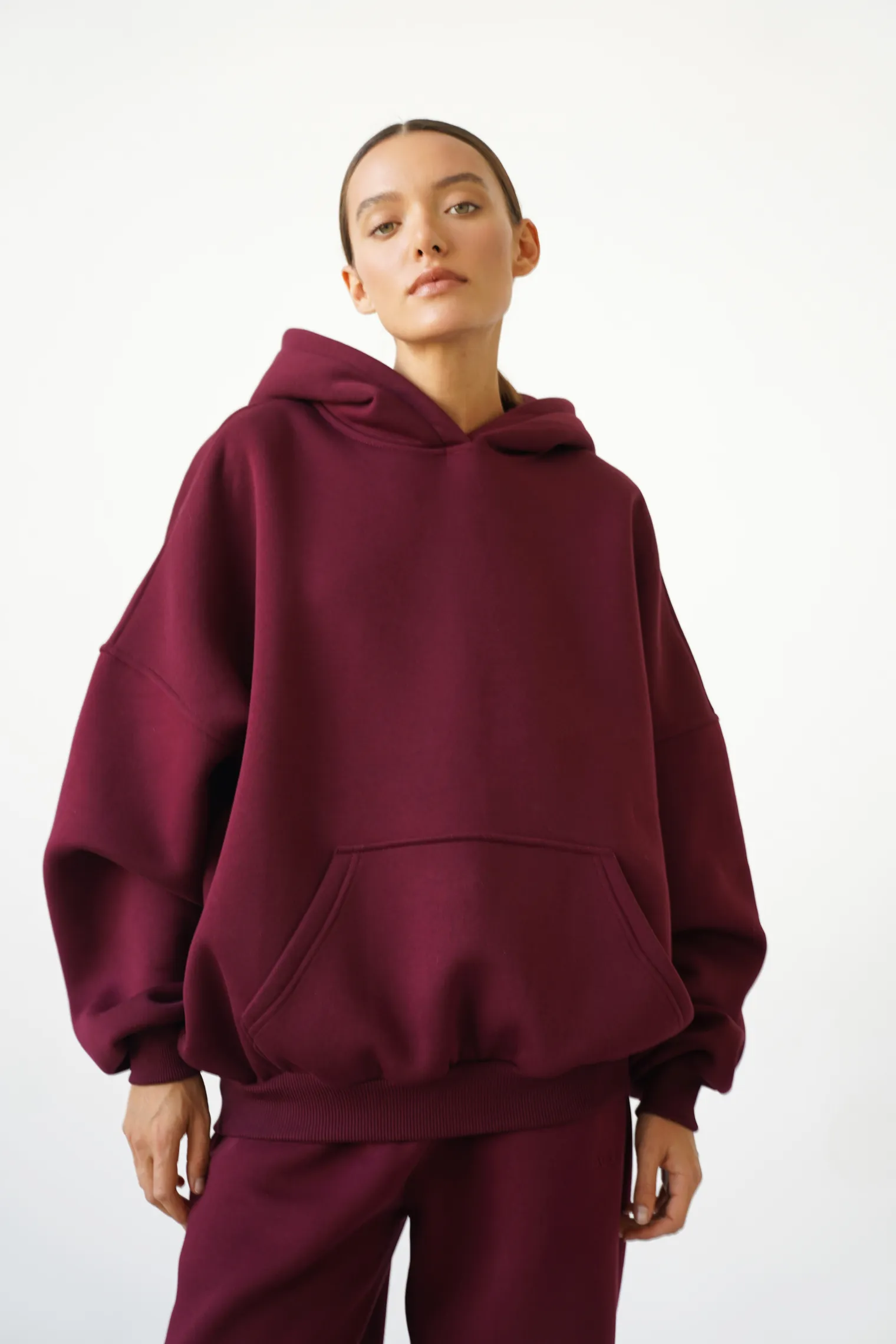 Худи свободного кроя с капюшоном бордового цвета фото 5