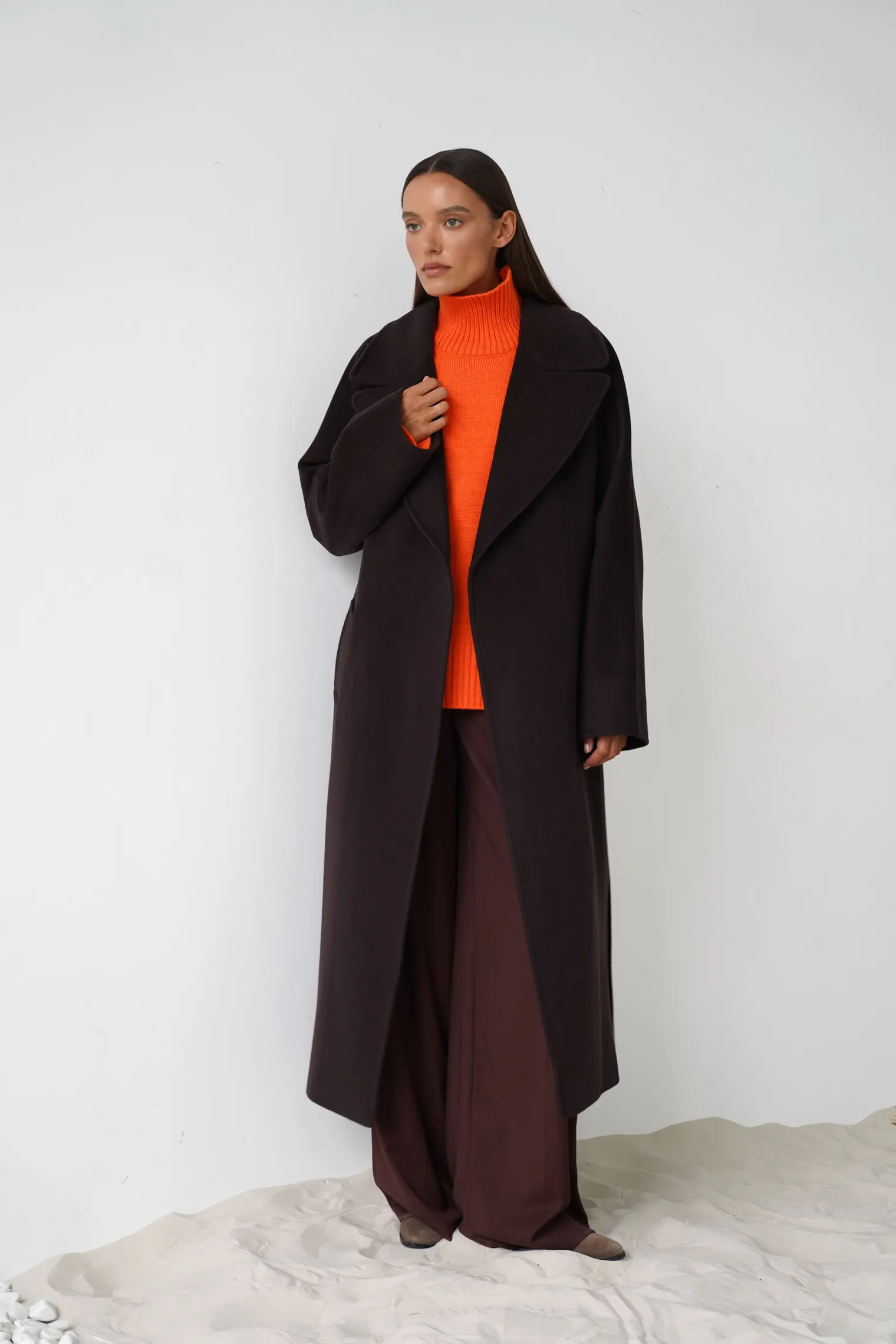 Пальто-халат с цельнокройным рукавом цвета горький шоколад фото 6