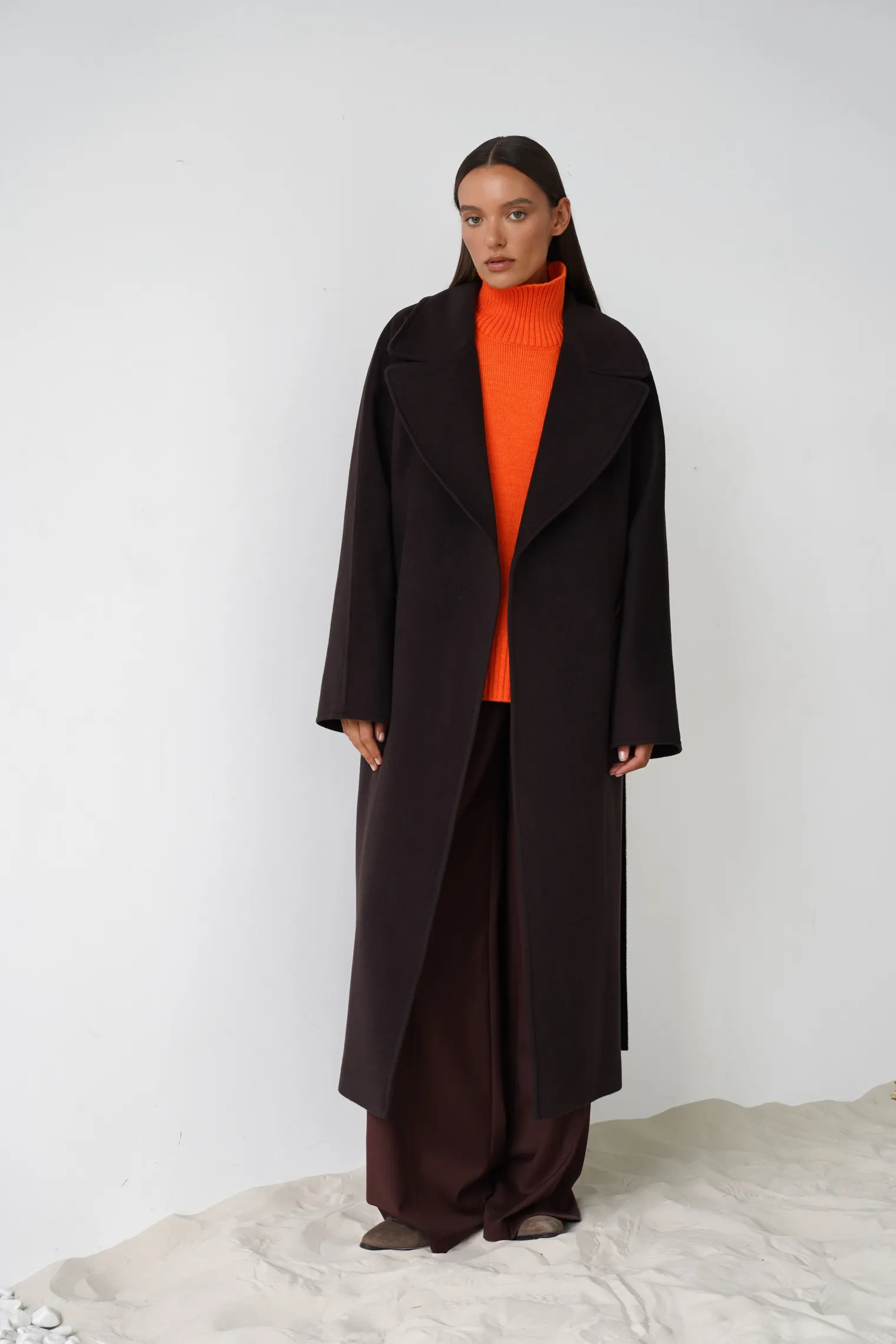 Пальто-халат с цельнокройным рукавом цвета горький шоколад фото 1