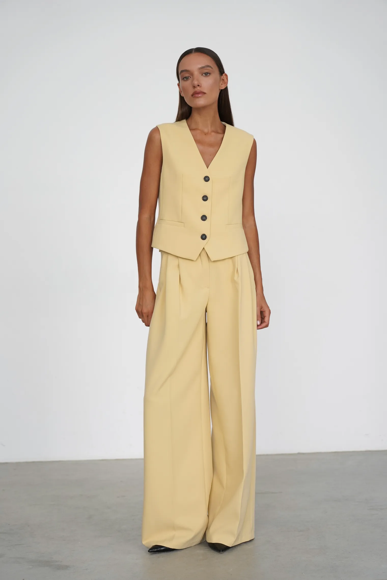 Брюки широкого кроя с завышенной талией со складками соломенного цвета фото 3